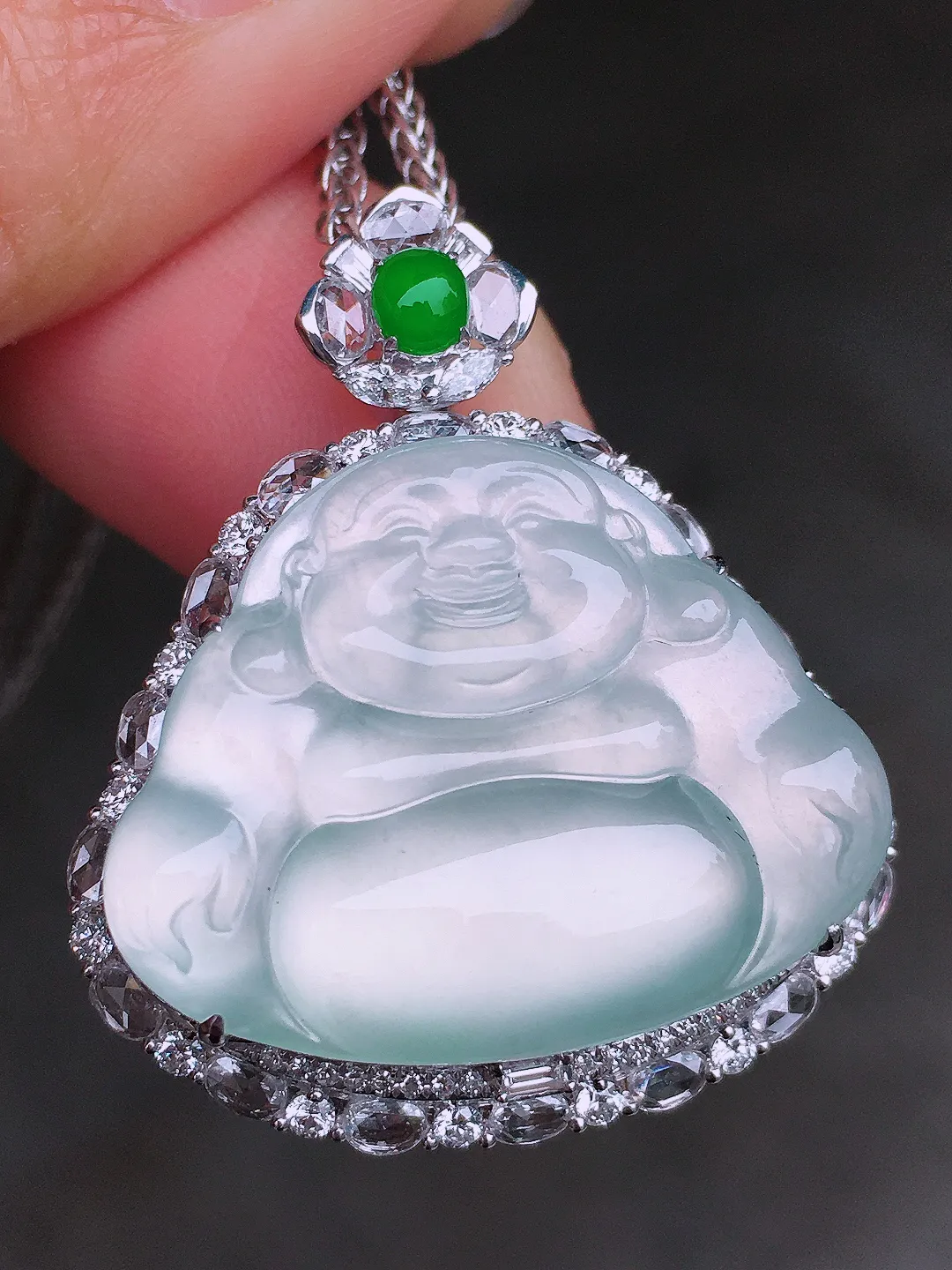 冰种佛公吊坠，玉质细腻，荧光感超
强，饱满圆润，尽显优雅气质，18k
金豪华镶嵌