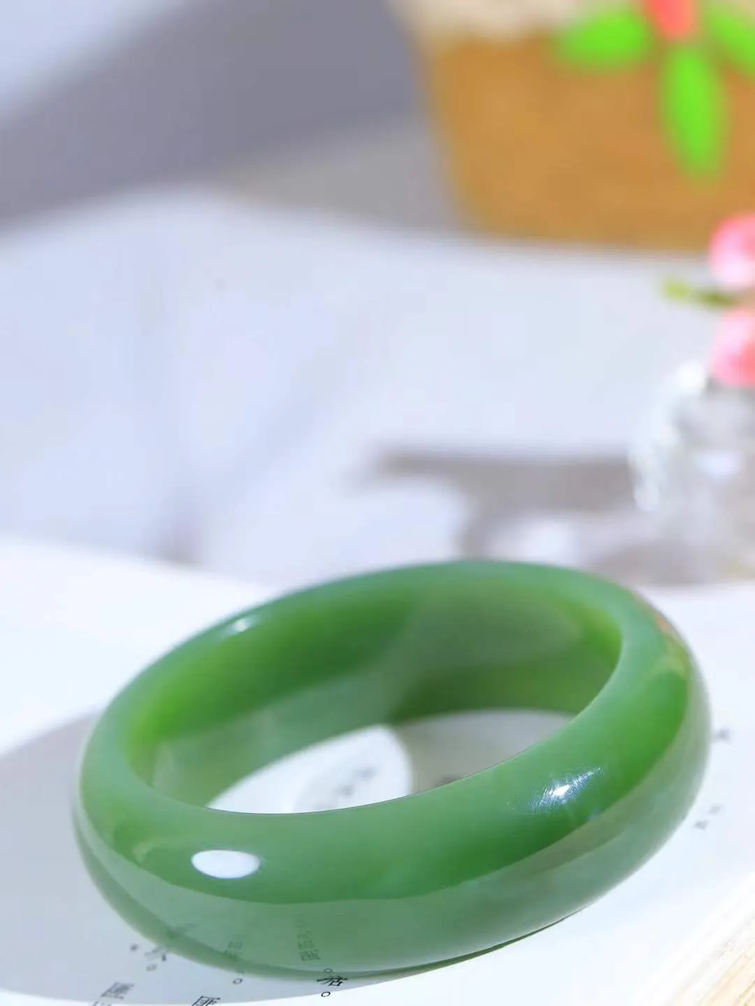 【碧波流转·手镯】

精品️和田玉碧玉手镯，玉质细腻温润，手感舒适，️线条流畅，简约大气，美自天成，佩戴于腕间，婉约之美，举手投足间透出那份低调奢华，醉人心扉。
重83.5克 内径圈口57.5mm尺寸20-8.3mm  FDA-13142208