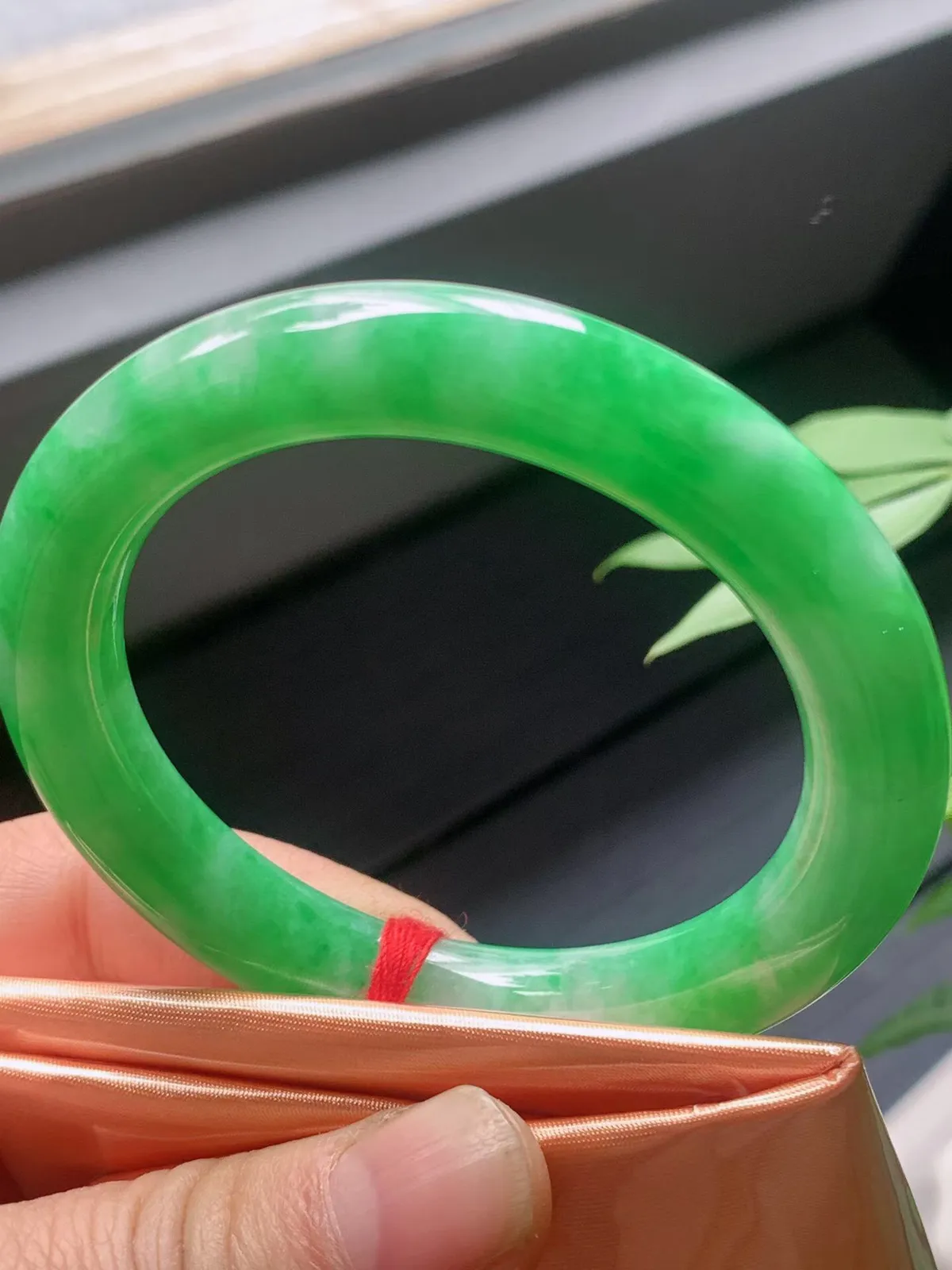 【翡翠名称】老种阳绿50.5圈口圆条手镯
【翡翠尺寸】50.5/9.3/9.5适合50-52正圈口佩戴
【翡翠描述】宝贝种老水足，玉质细腻，色泽靓丽，性价比高，佩戴效果好！
【其它赠送】权威证书/精美挂绳盒子/支持全国复检