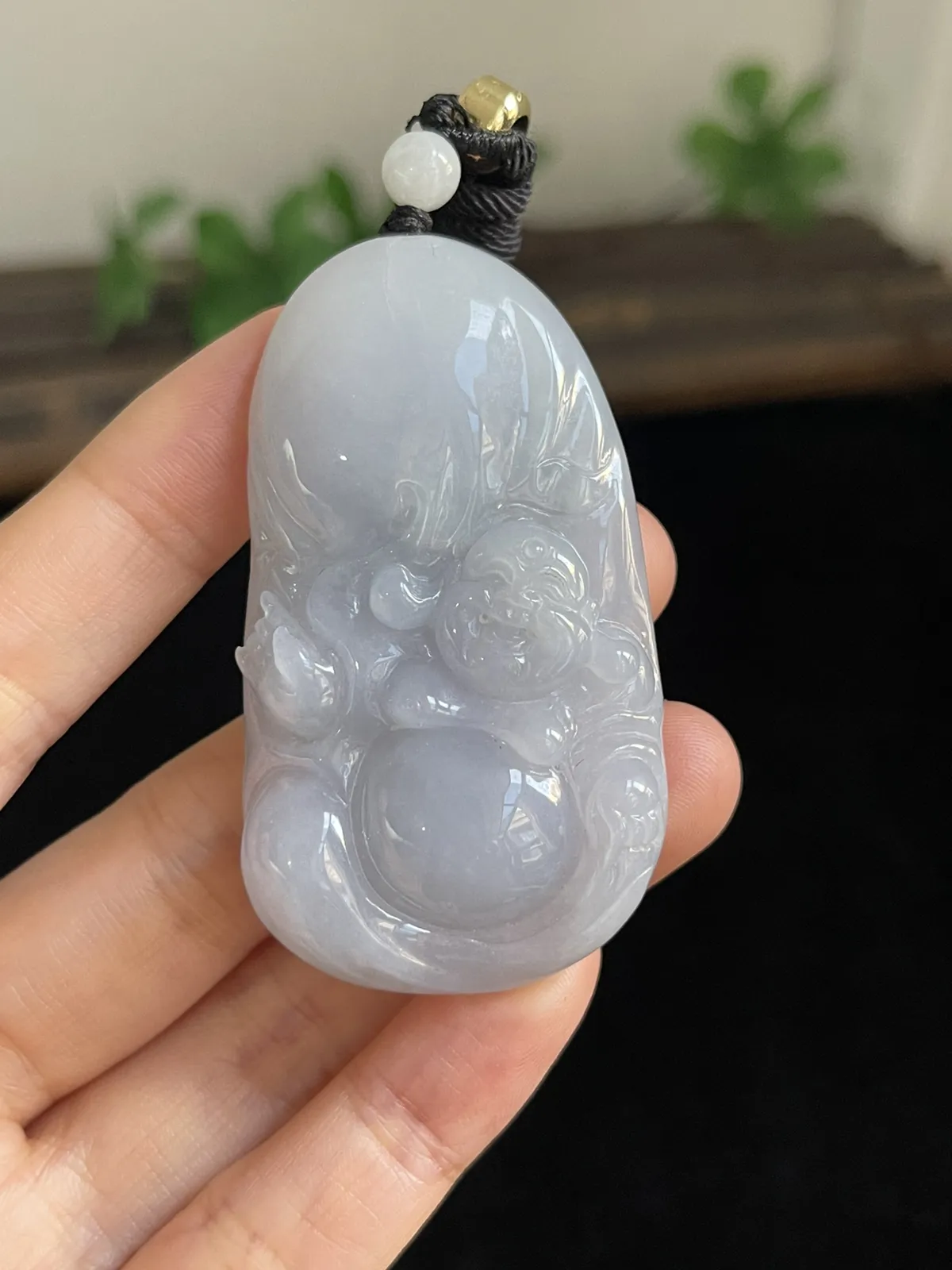 翡翠糯化种白色吊坠，配珠未测