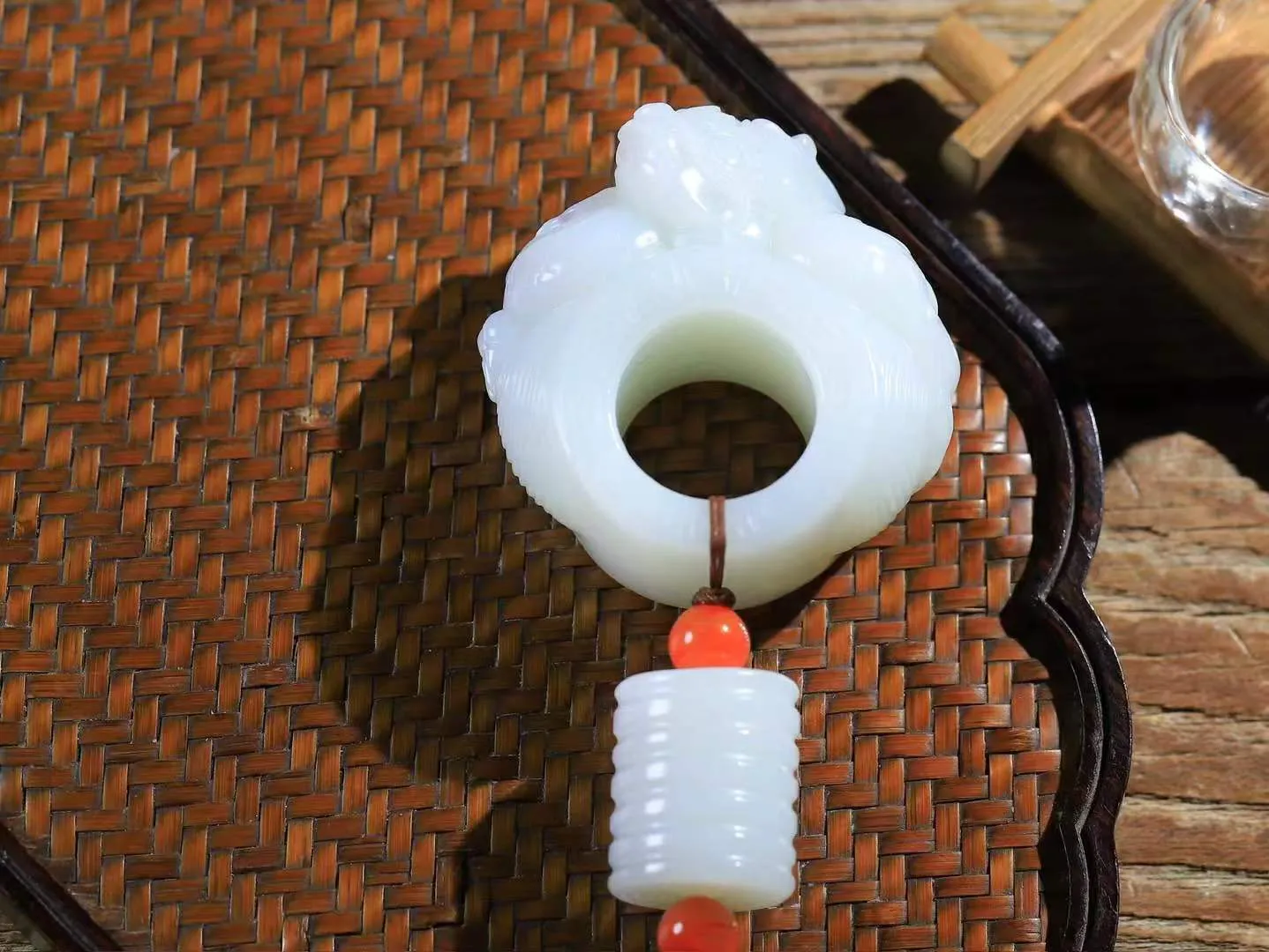 （龙行天下.扳指）

精品和田玉白玉祥龙扳指，料子细腻 手感上佳、雕工精湛，精雕祥龙，龙头双目圆瞪