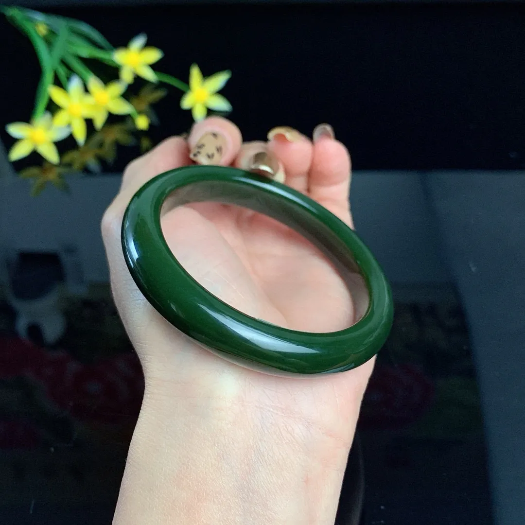 和田玉碧玉58圈口菠菜绿碧玉手镯！玉质细腻油润 底色纯净 无裂无杂 脂粉好，品质高