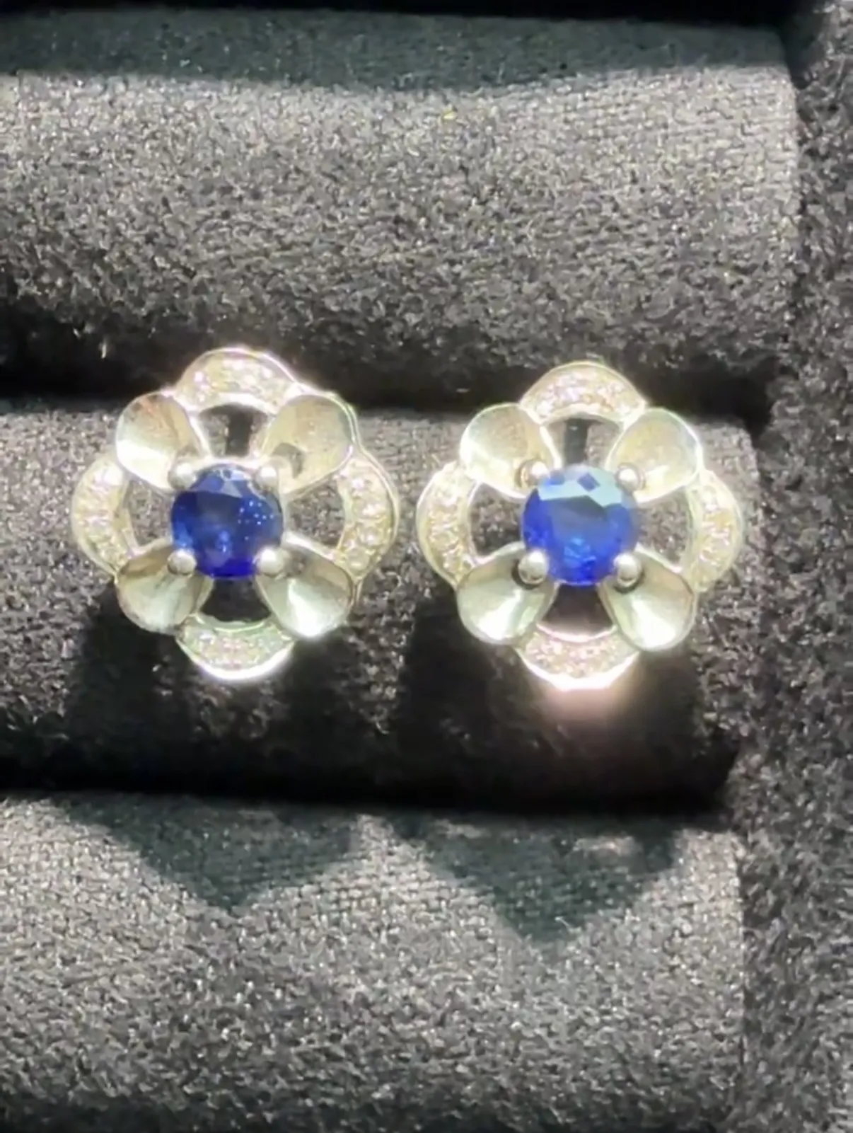 18k金钻石镶嵌蓝宝石耳钉，尺寸9.5*9.5mm