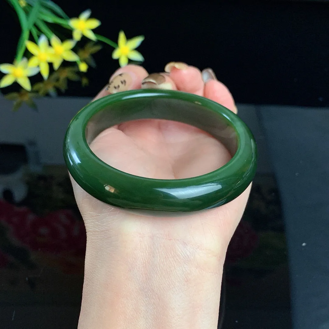 和田玉60.5圈口深菠菜绿猫眼宽条碧玉手镯！玉质细腻油润 底色纯净 无裂无棉 脂粉好，品质高