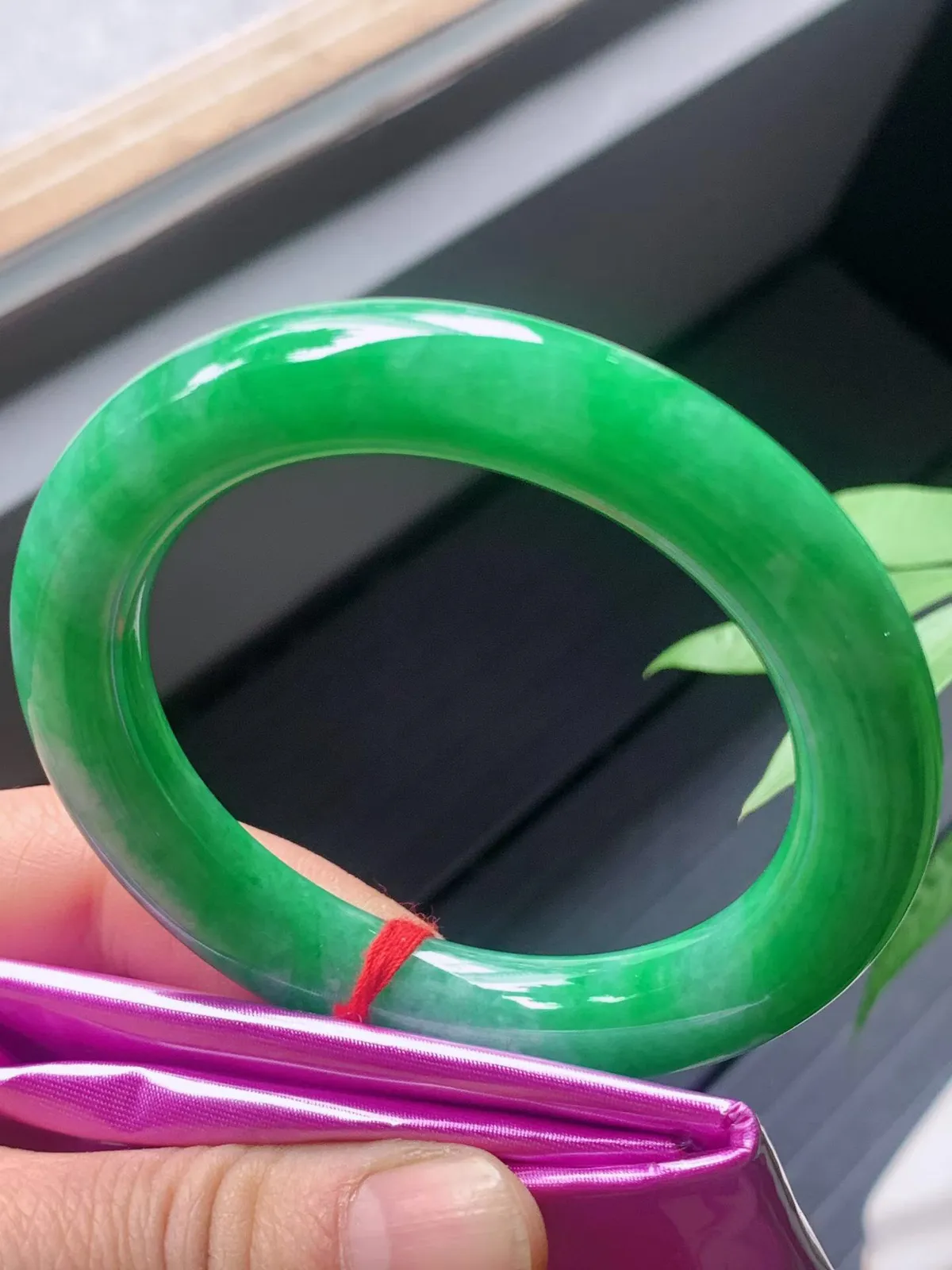 【翡翠名称】老坑种辣阳绿52.5圈口圆条手镯
【翡翠尺寸】52.5/10.2/10.4mm适合52.5-55正圈口佩戴
【翡翠描述】宝贝种老水足，玉质细腻，色泽靓丽，性价比高，佩戴效果好！
【其它赠送】权威证书/精美挂绳盒子/支持全国复检