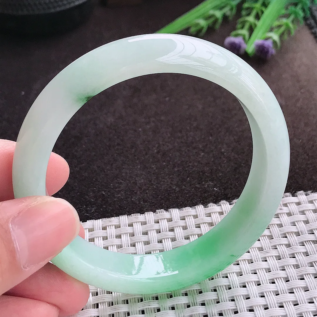 实拍A货翡翠56.5/13.1/8老坑冰润起胶飘阳绿手镯宽边玉镯