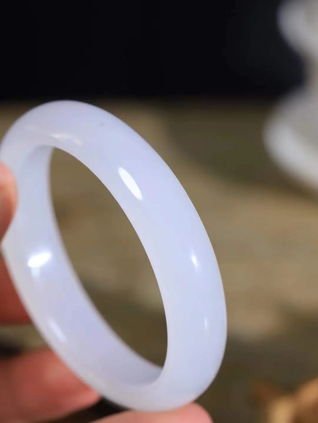 （一见倾心.手镯）

精品和田玉冰底白玉手镯，玉质温润细腻 油性十足 手感舒适，高华雅逸，线条流畅，简约大气，美自天成，素雅高贵。佩戴于腕间，婉约之美，举手投足间透出那低调奢华。重52克  尺寸55-13.3-8mm16102230T