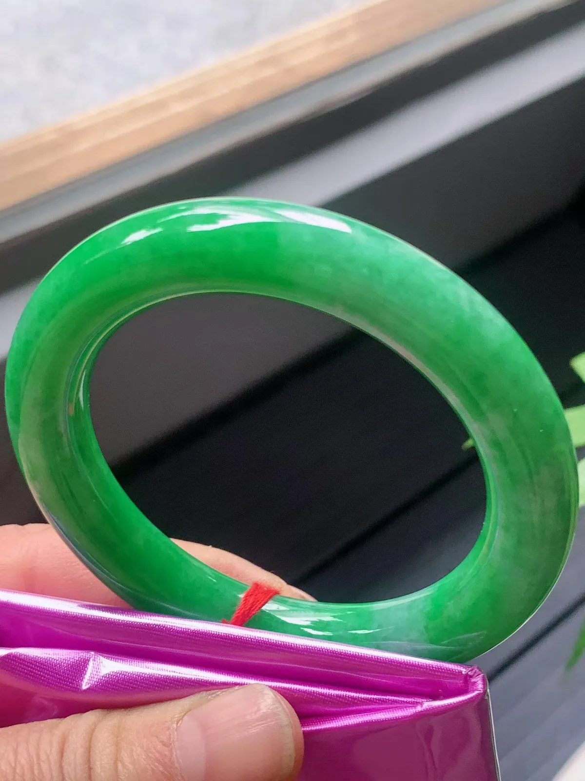 【翡翠名称】老坑种辣阳绿52.5圈口圆条手镯
【翡翠尺寸】52.5/10.2/10.4mm适合52.5-55正圈口佩戴
【翡翠描述】宝贝种老水足，玉质细腻，色泽靓丽，性价比高，佩戴效果好！
【其它赠送】权威证书/精美挂绳盒子/支持全国复检