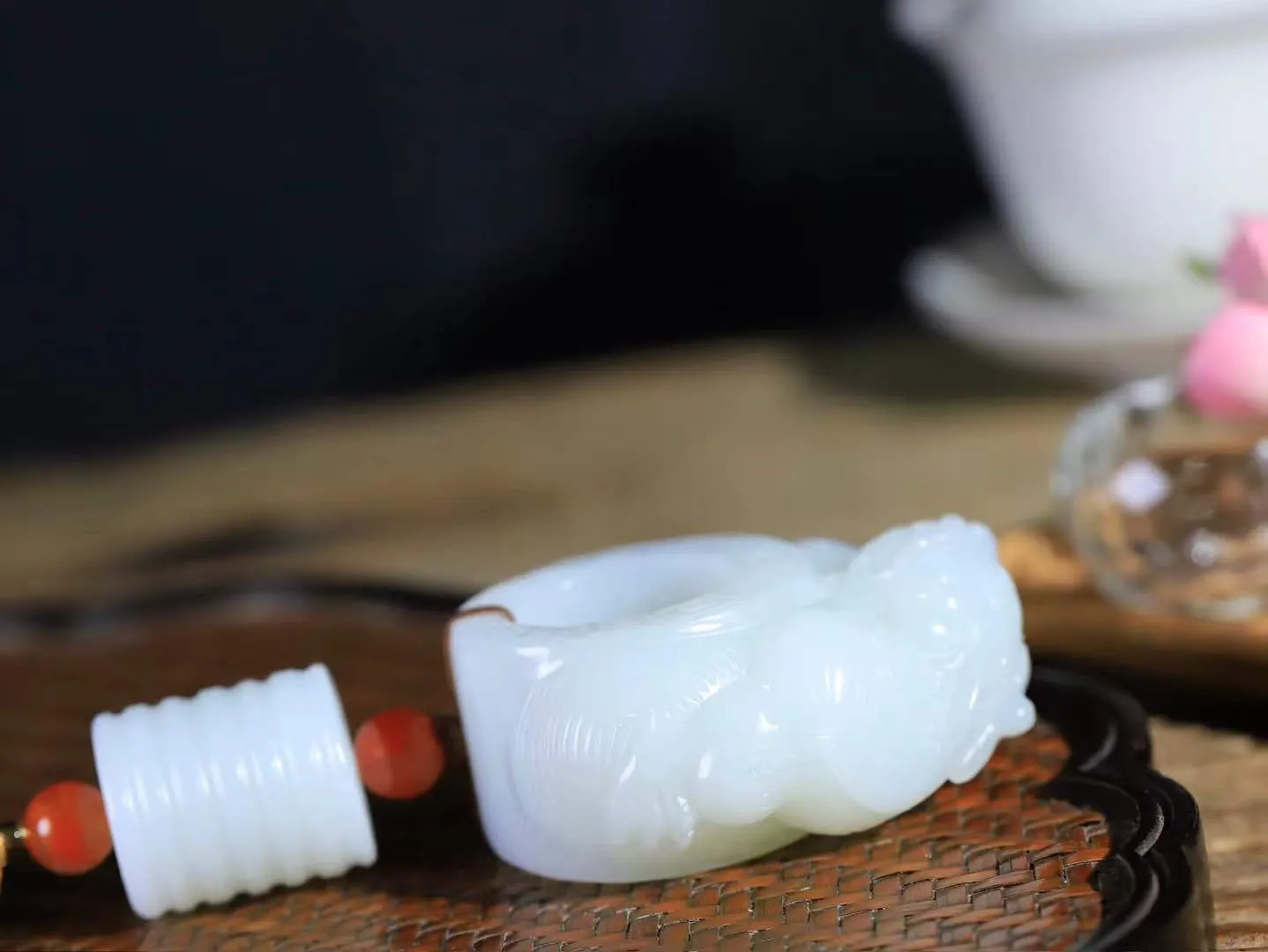 （龙行天下.扳指）

精品和田玉白玉祥龙扳指，料子细腻 手感上佳、雕工精湛，精雕祥龙，龙头双目圆瞪，巨口大张，獠牙锋利， 龙是古代祥瑞之物，寓意有龙护身，
重135克    圈口23mm   尺寸25.5-28mm fDL-75102292