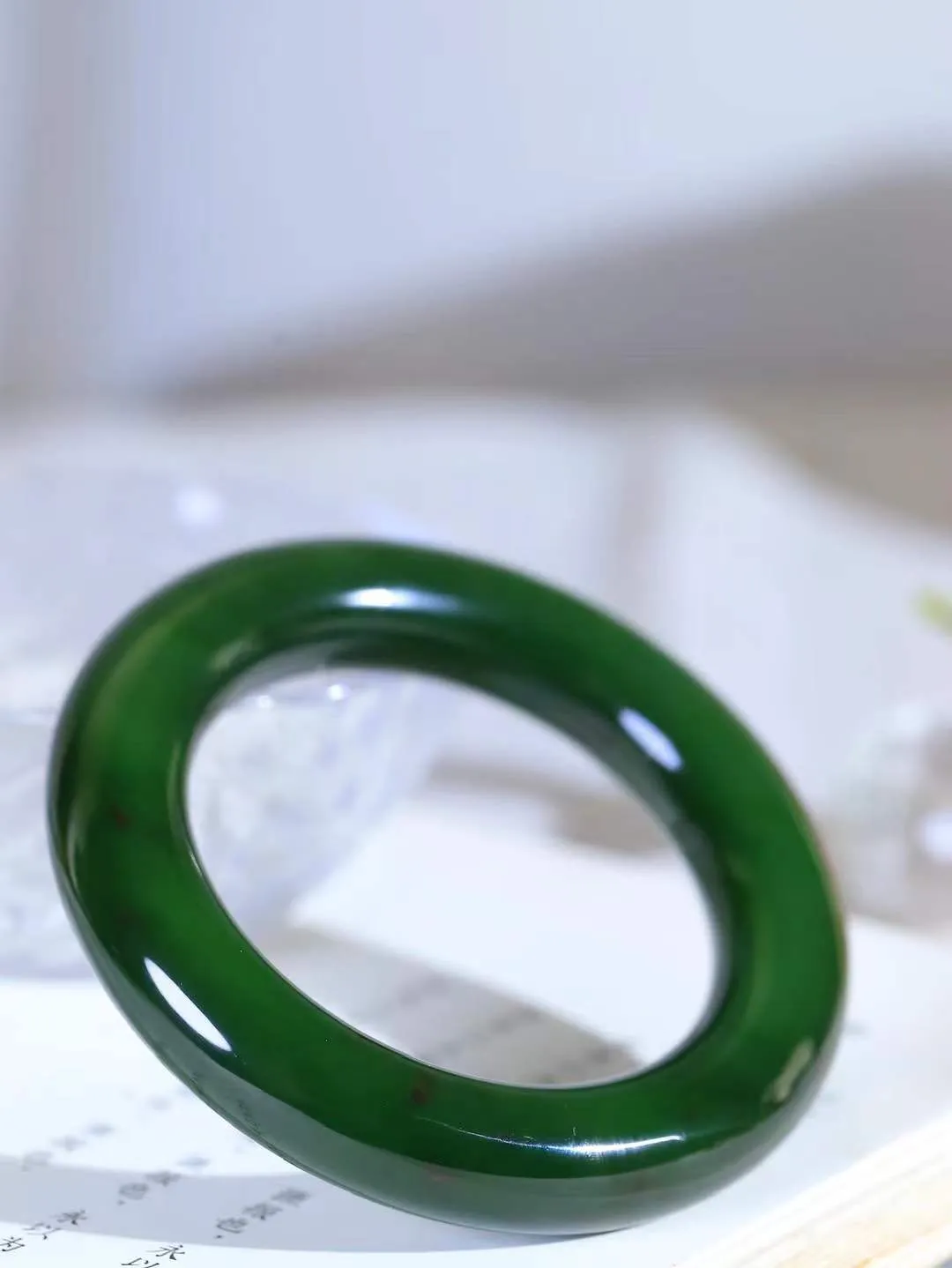 【碧波流转·手镯】

收藏级臻品️和田玉碧玉圆条手镯，玉质细腻温润，手感舒适，️线条流畅，简约大气，美自天成，佩戴于腕间，婉约之美，举手投足间透出那份低调奢华，醉人心扉。
重92.5克 内径圈口53mm  尺寸13.3-13.5mm  FDT-88132233