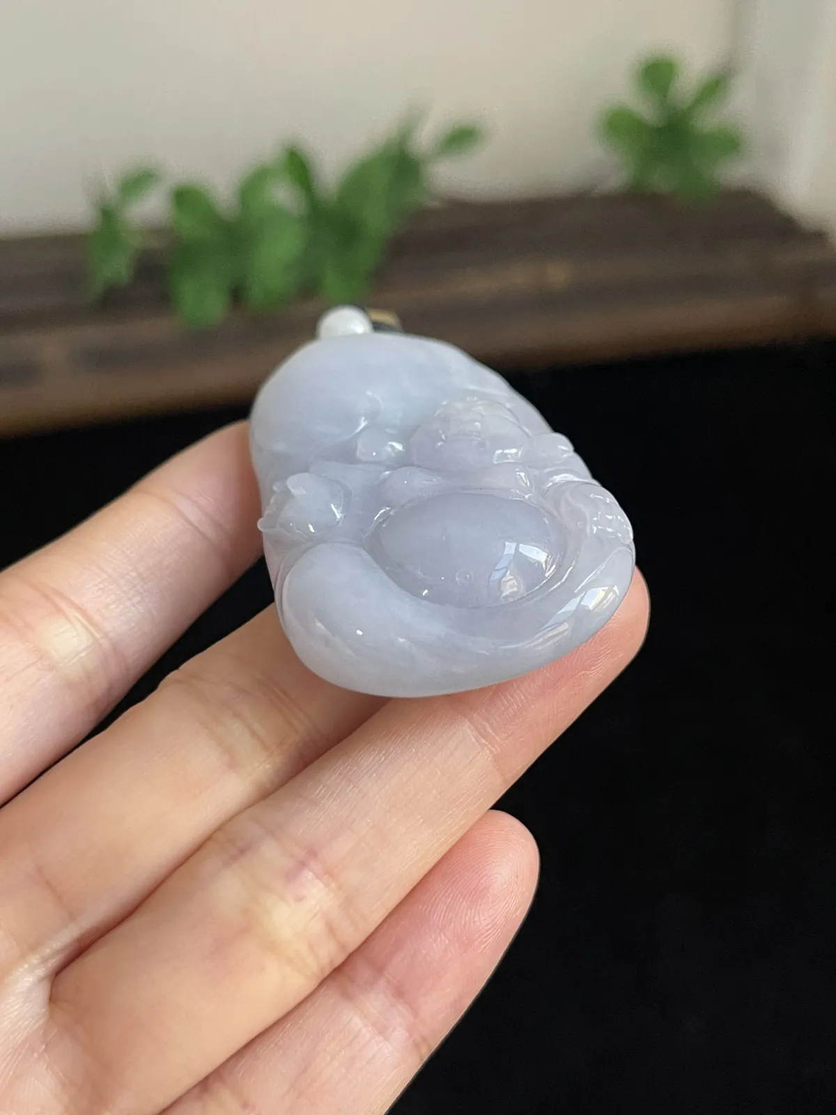 翡翠糯化种白色吊坠，配珠未测