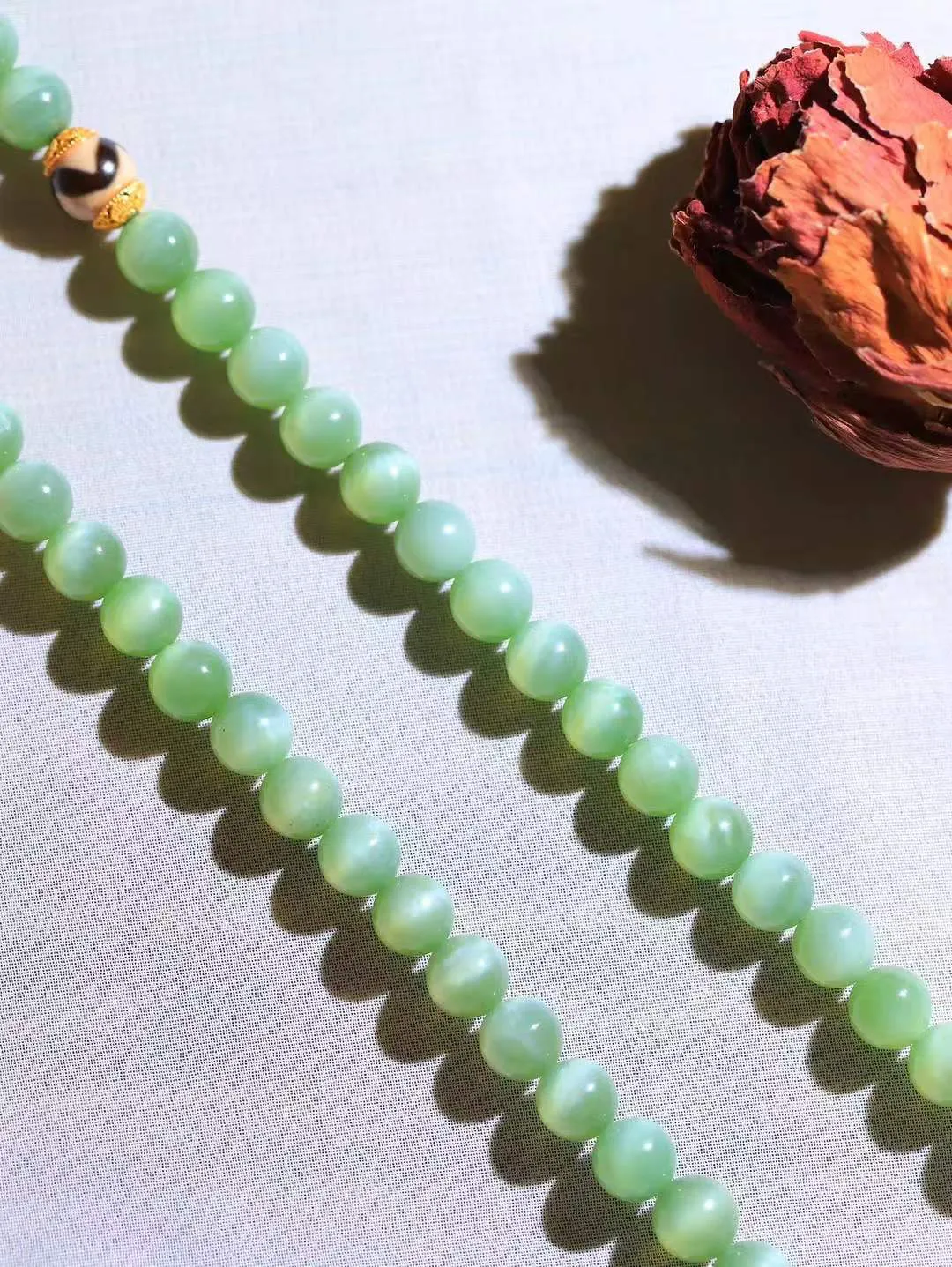 【链.108】

精品和田玉碧玉猫眼圆珠108挂链 玉质温润细腻 油性十足 佩戴舒适。珠珠落玉盘，间关莺语花底滑，一生美好时光，无论身在何处，都有它相伴相守。事事顺遂，幸福美满，吉祥如意。重98.4克 尺寸取一7.8mm FDA-78172292