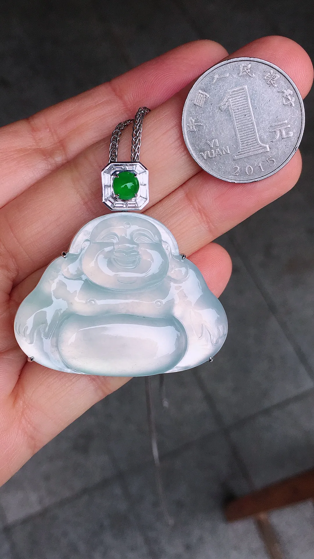 冰种佛公吊坠，玉质细腻，荧光感超
强，饱满圆润，尽显优雅气质，18k
金豪华镶嵌