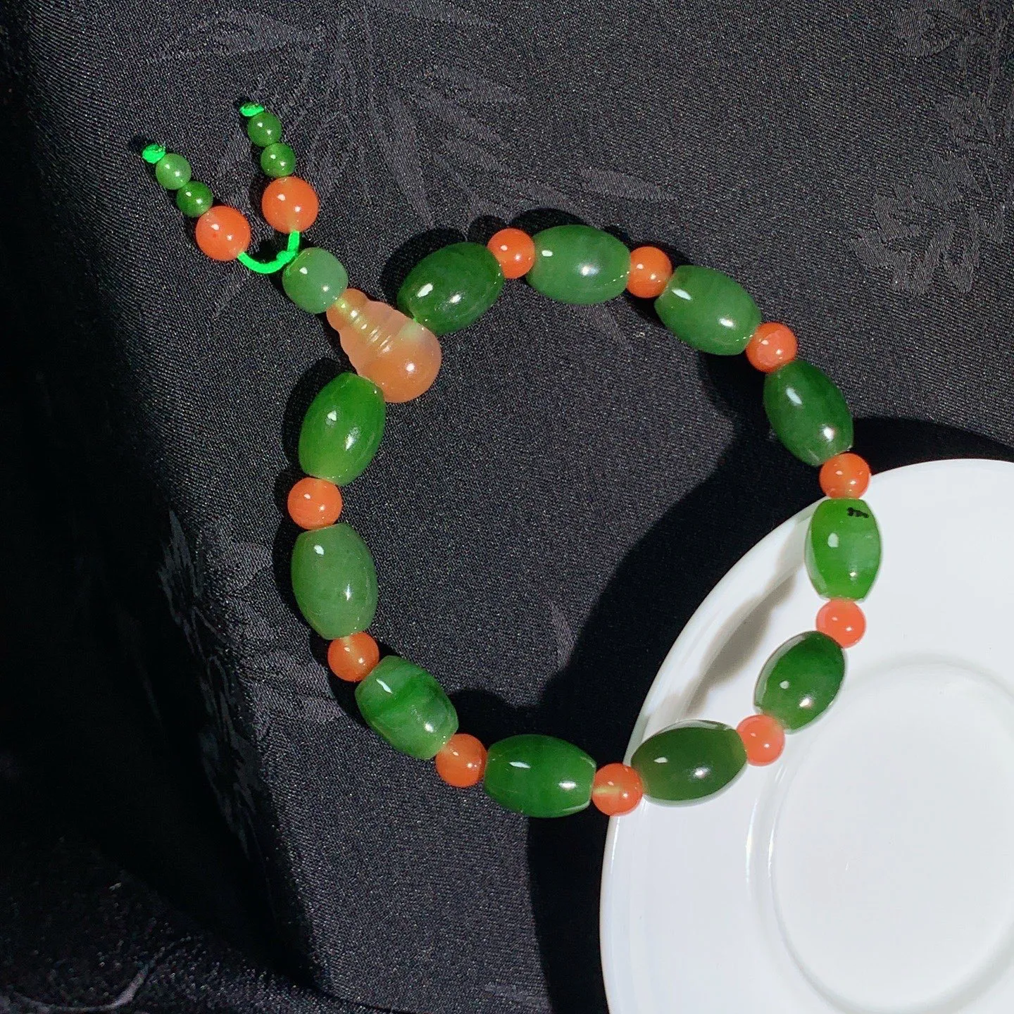 和田玉菠菜绿俄罗斯碧玉桶珠手串。尺寸12/9！玉质细腻油润 底色纯净 脂粉好，品质好！lt260121