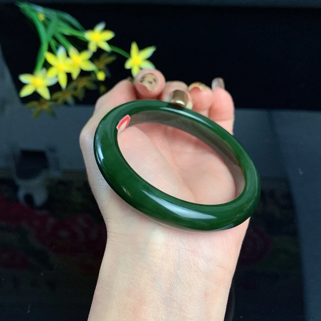 和田玉碧玉57圈口菠菜绿碧玉手镯！玉质细腻油润 底色纯净 无裂无杂 脂粉好，品质高