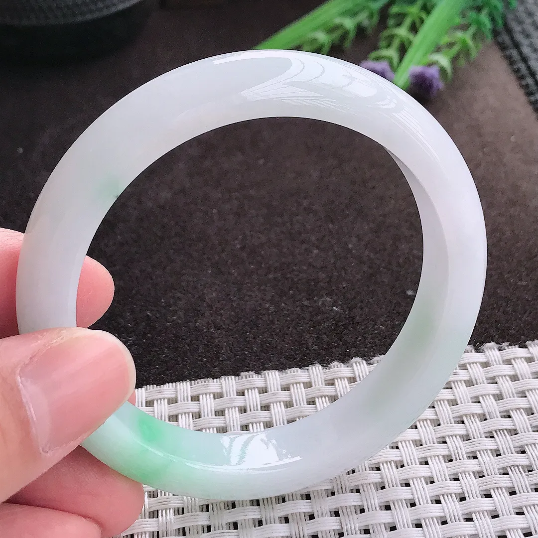 实拍A货翡翠56.5/12/8.2老坑冰润飘绿手镯宽边玉镯