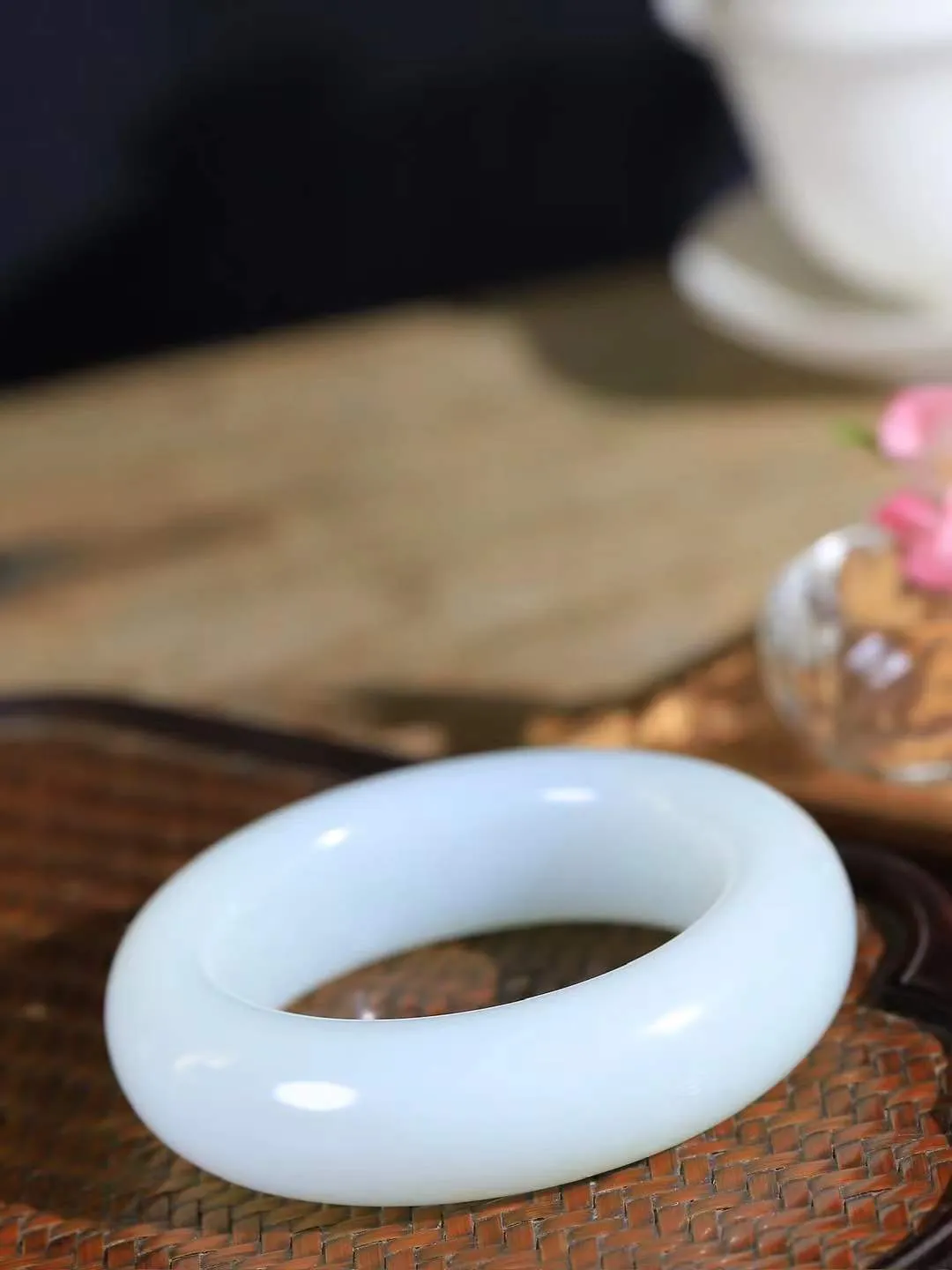 【一见钟情·手镯】

收藏级臻品和田玉白玉手镯。镯型饱满，温润细腻，脂润沁香。️执一卷书，沏