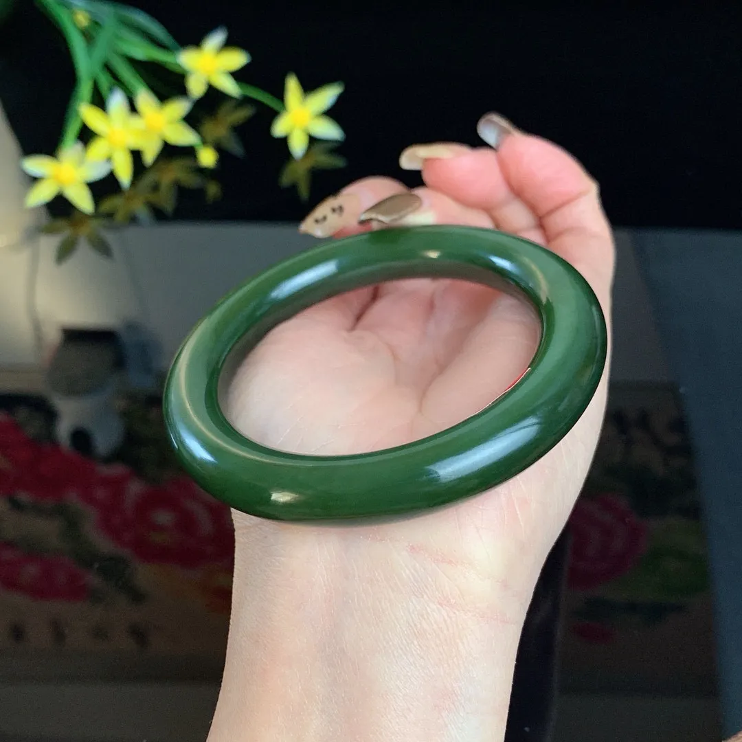和田玉59.5圈口深菠菜绿猫眼肥圆条碧玉手镯！玉质细腻油润 底色纯净 无裂无棉 脂粉好，品质高