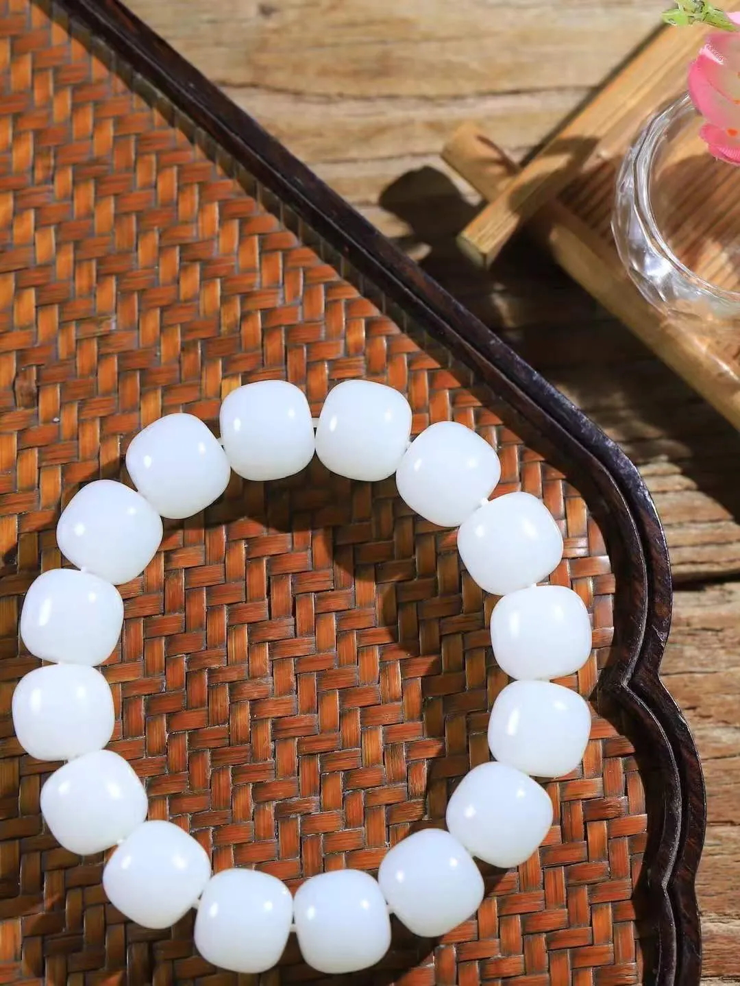 （老型珠.手串）

精品 和田玉白玉老型珠手串，玉质细腻油润 饱满光滑 质朴无华，悠远简单，人心境界远，百世修炼深，心灵常驻善意持，觉悟人生百世修。重71.8克    尺寸取一12.6-13.9mm    10102200A