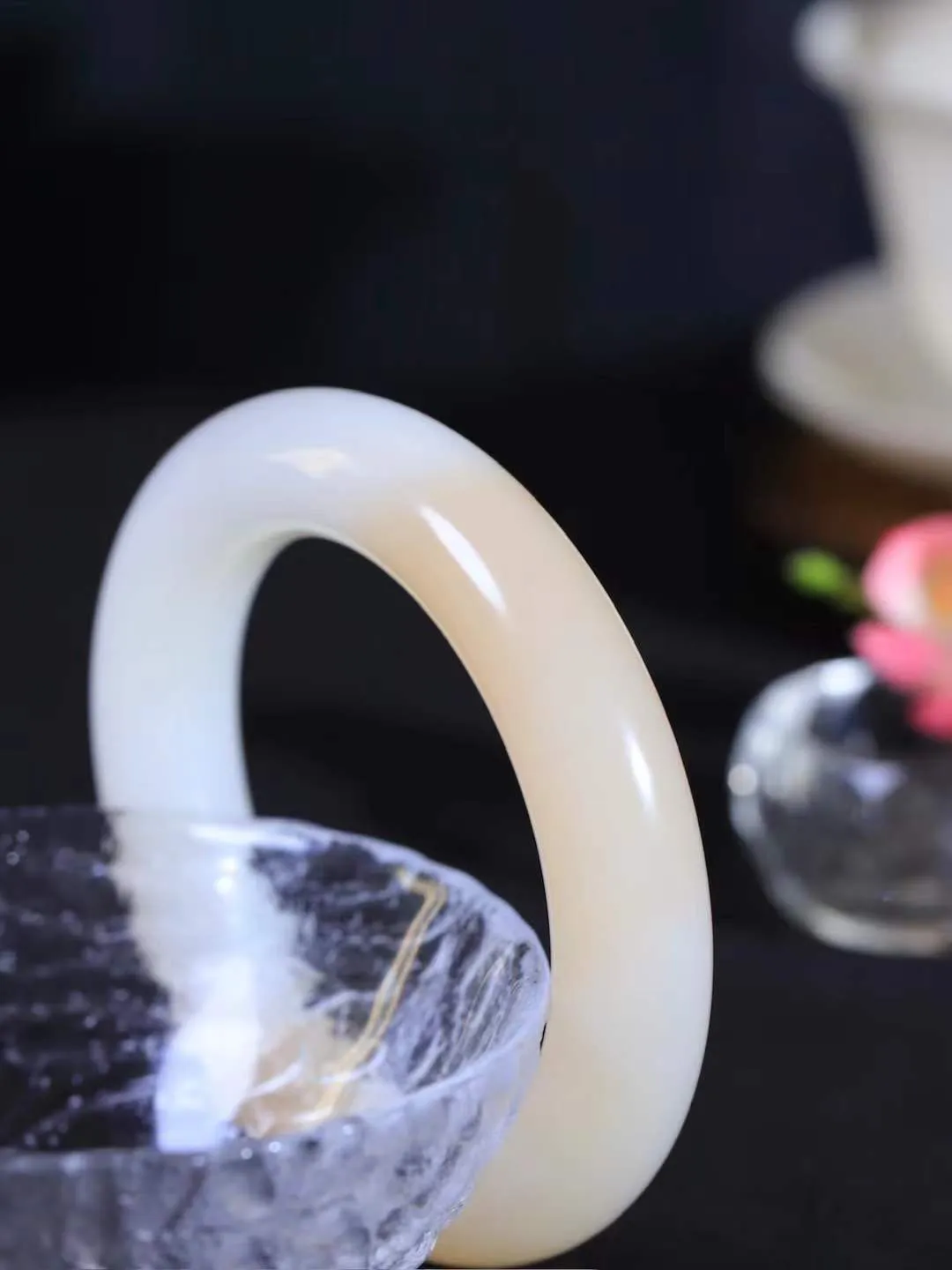 【玉佳人·手镯】

收藏级臻品️和田玉藕粉白双色手镯 ，玉质细腻油润，做工细致精美，端庄素雅，亭亭玉立，芊芊素手。芊芊素手，怎能忘镯？秀美条，更显婀娜。内径55mm 尺寸13.7-13.6mm重93.8克 69102284T