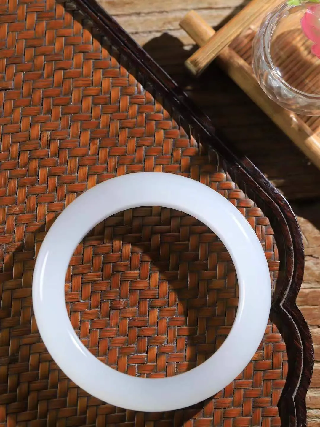 【婉约佳人.镯】

收藏级臻品️和田玉冰底白玉手镯，玉质细腻，触感温润，佩戴它，感受玉石的温度与自然的灵性，让每一天都充满诗意与美好。重67.7克  尺寸54-13.5-10mm  44132233T