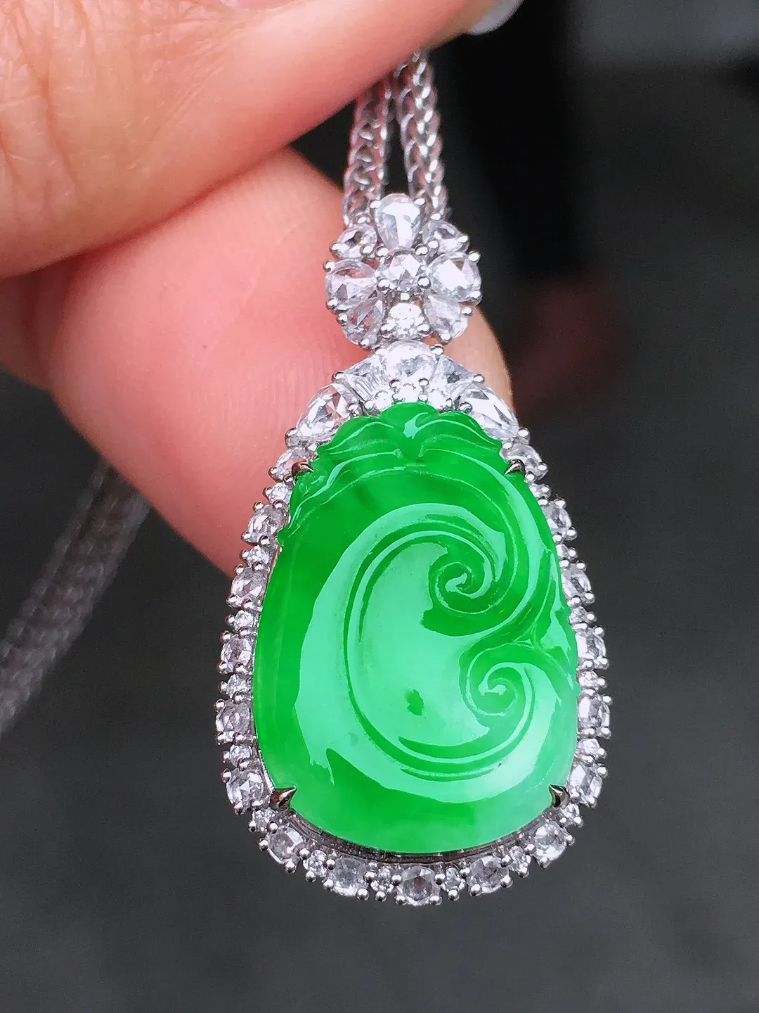 阳绿如意吊坠，色泽均匀艳丽，玉质细腻，荧光感超
强，饱满圆润，尽显优雅气质，18k
金豪华镶嵌