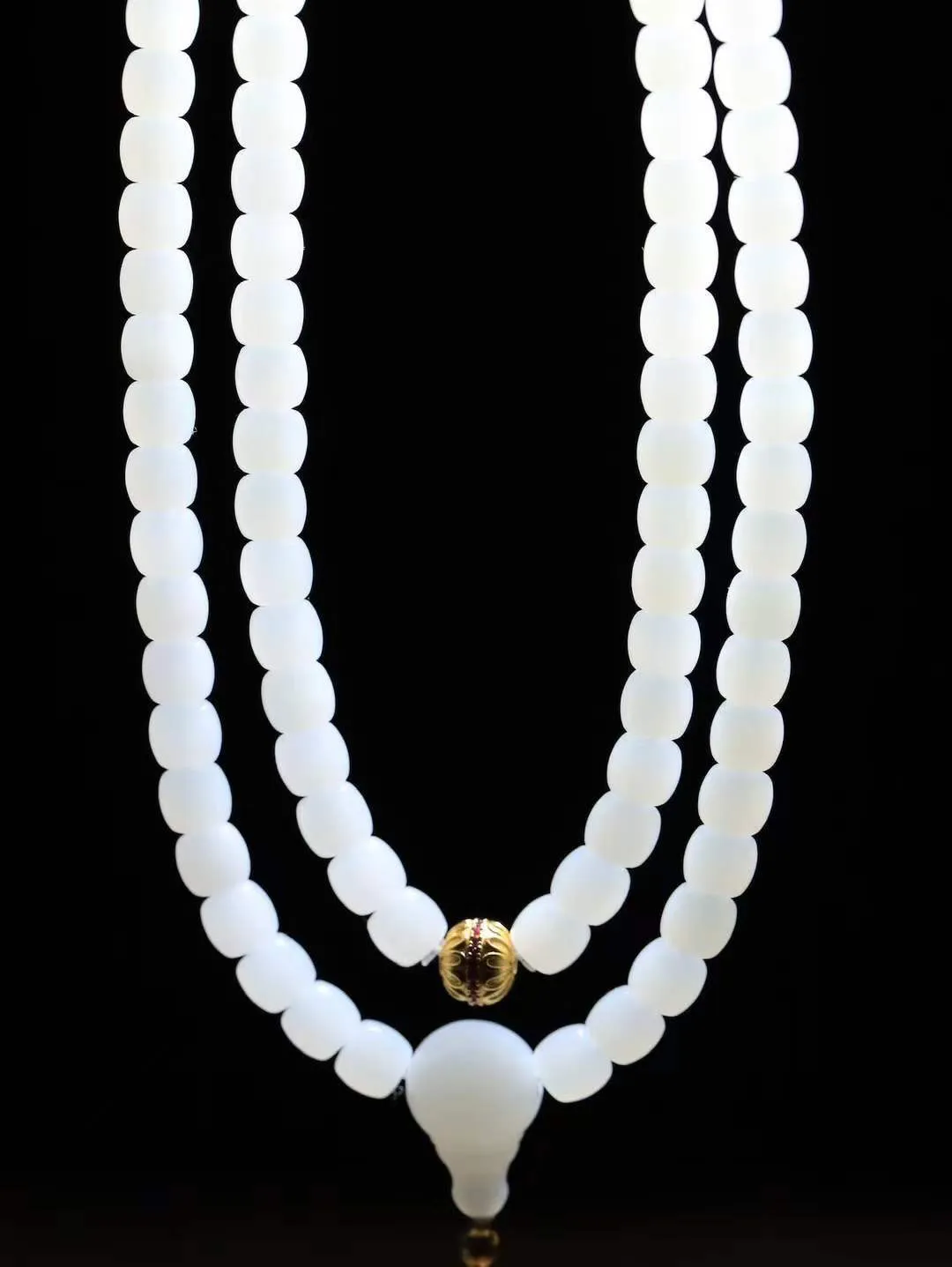 【链.108】

精品和田玉白玉直切珠108挂链 玉质温润细腻 油性十足 佩戴舒适。珠珠落玉盘，间关莺语花底滑，一生美好时光，无论身在何处，都有它相伴相守。事事顺遂，幸福美满，吉祥如意。重59.8克 尺寸取一5.9-6.7mm FDA-78162292