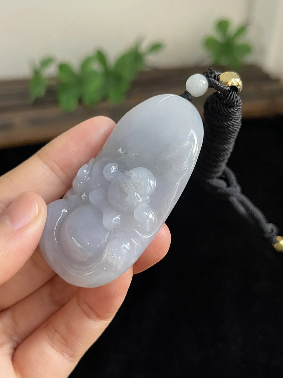 翡翠糯化种白色吊坠，配珠未测