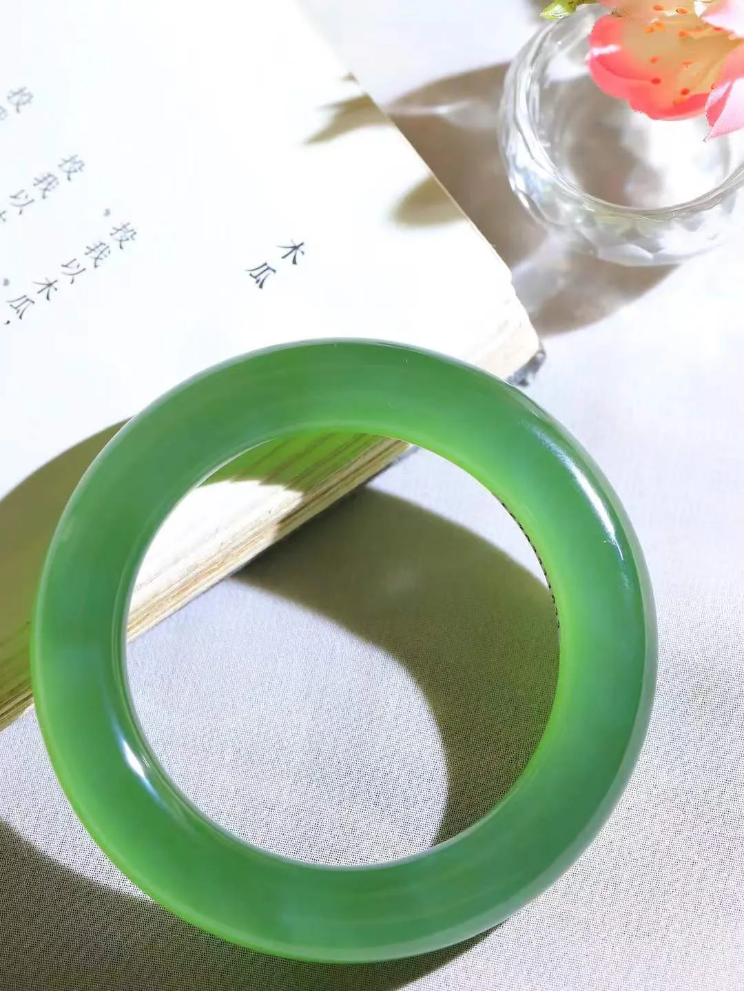 （碧色荡漾.手镯）

典藏级臻品️和田玉碧玉猫眼圆条手镯，灼灼其华想像靓妆淡伫 ，腕间绿意跳脱冰壶莹，坐间静对，姑射仙姿潇洒处，艳冶最奇料子油润滋腻镯型饱满，手感上佳。重79.2克   内径56mm尺寸12-12.3mm  24102213T