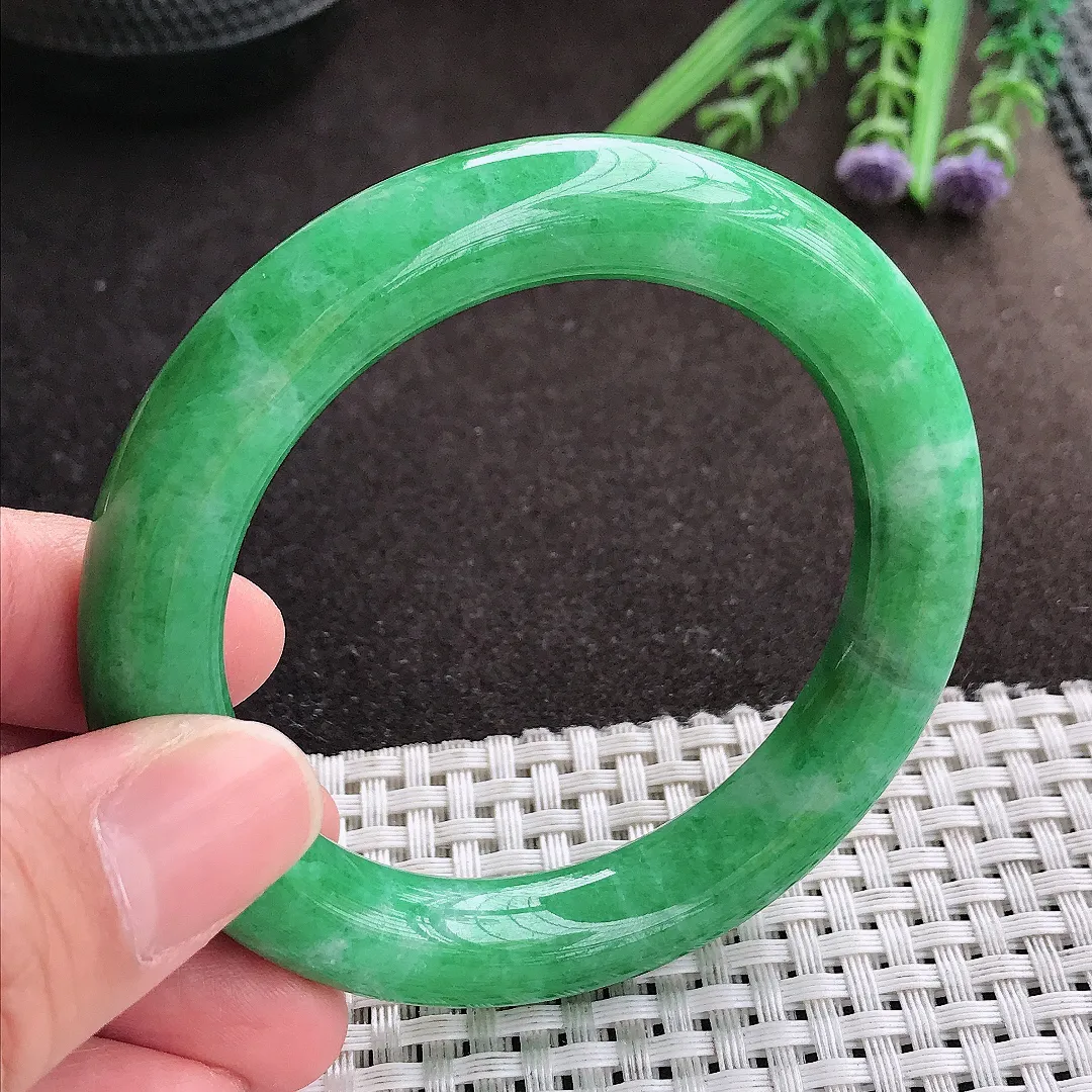 实拍A货翡翠54/10.7/10.4老坑精美满绿辣阳绿圆条手镯玉镯