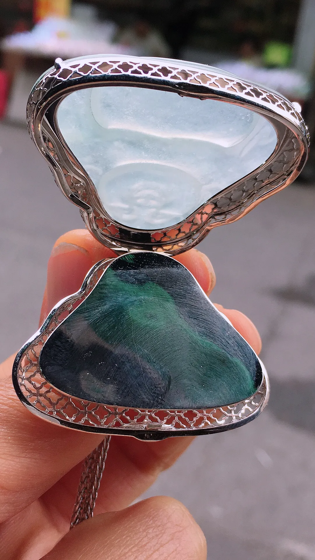 冰种佛公吊坠，玉质细腻，荧光感超
强，饱满圆润，尽显优雅气质，18k
金豪华镶嵌