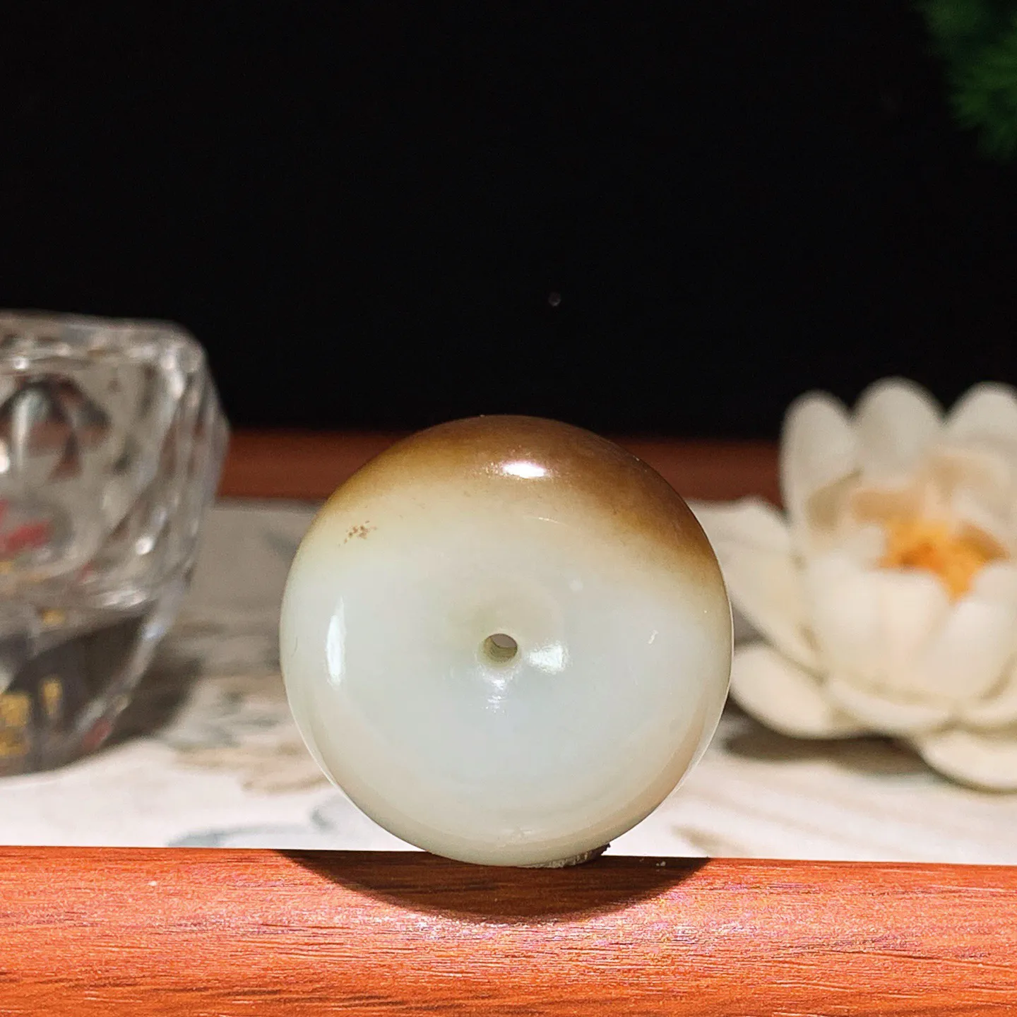 新疆和田玉且末糖平安扣挂件 尺寸27/14mm重20克。玉质细腻油润。手推出油。品相大气 lt260121