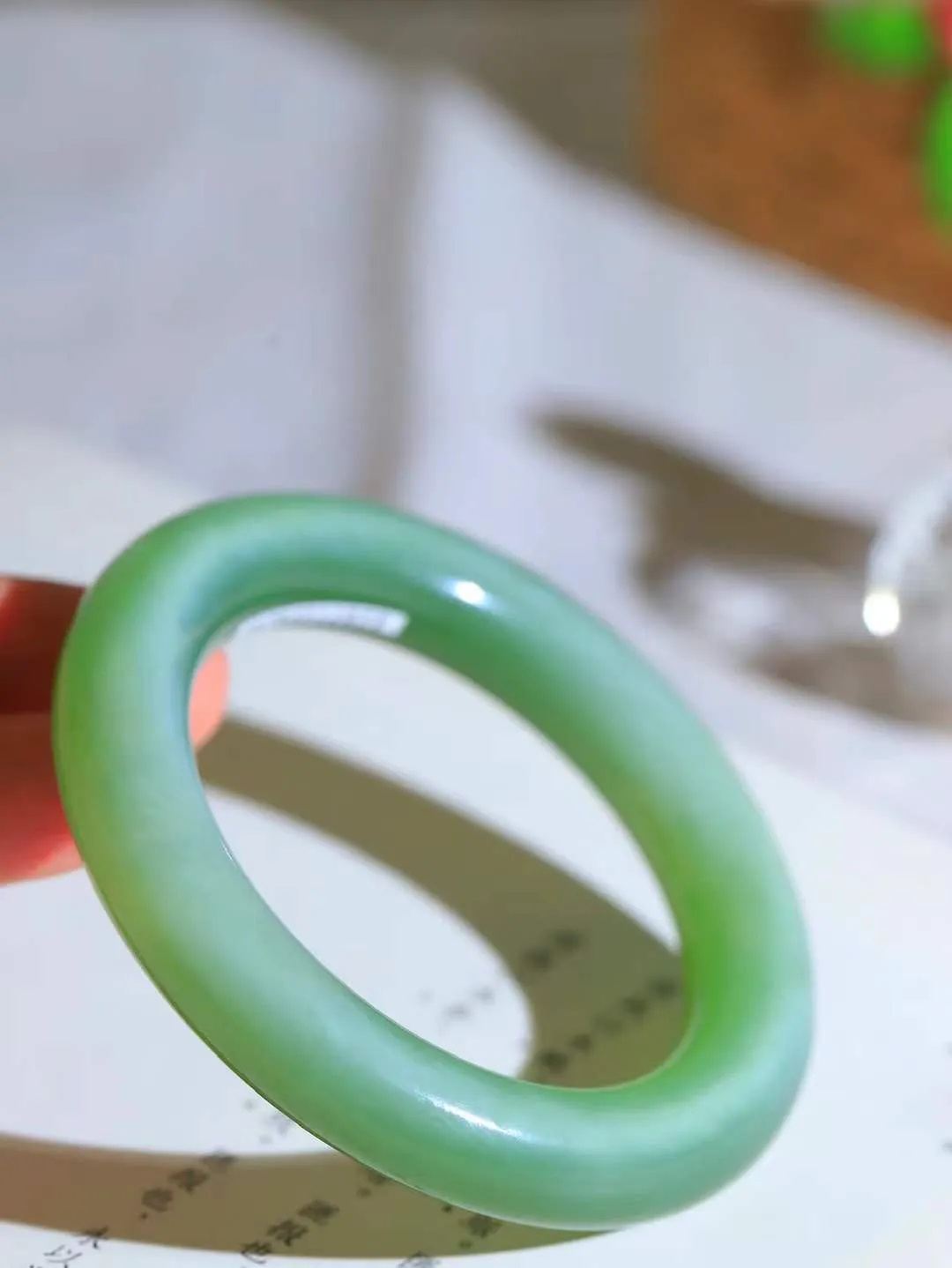 （碧色荡漾.手镯）

典藏级臻品️和田玉碧玉猫眼圆条手镯，灼灼其华想像靓妆淡伫 ，腕间绿意跳脱冰壶莹，坐间静对，姑射仙姿潇洒处，艳冶最奇料子油润滋腻镯型饱满，手感上佳。重79.2克   内径56mm尺寸12-12.3mm  24102213T