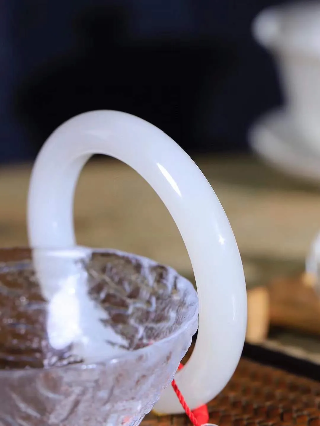 （一见倾心.手镯）

精品和田玉白玉手镯，玉质温润细腻 油性十足 手感舒适，高华雅逸，线条流畅，简约大气，美自天成，素雅高贵。佩戴于腕间，婉约之美，举手投足间透出那低调奢华。重60.3克  尺寸57-11.7-10.2mm  56142336A