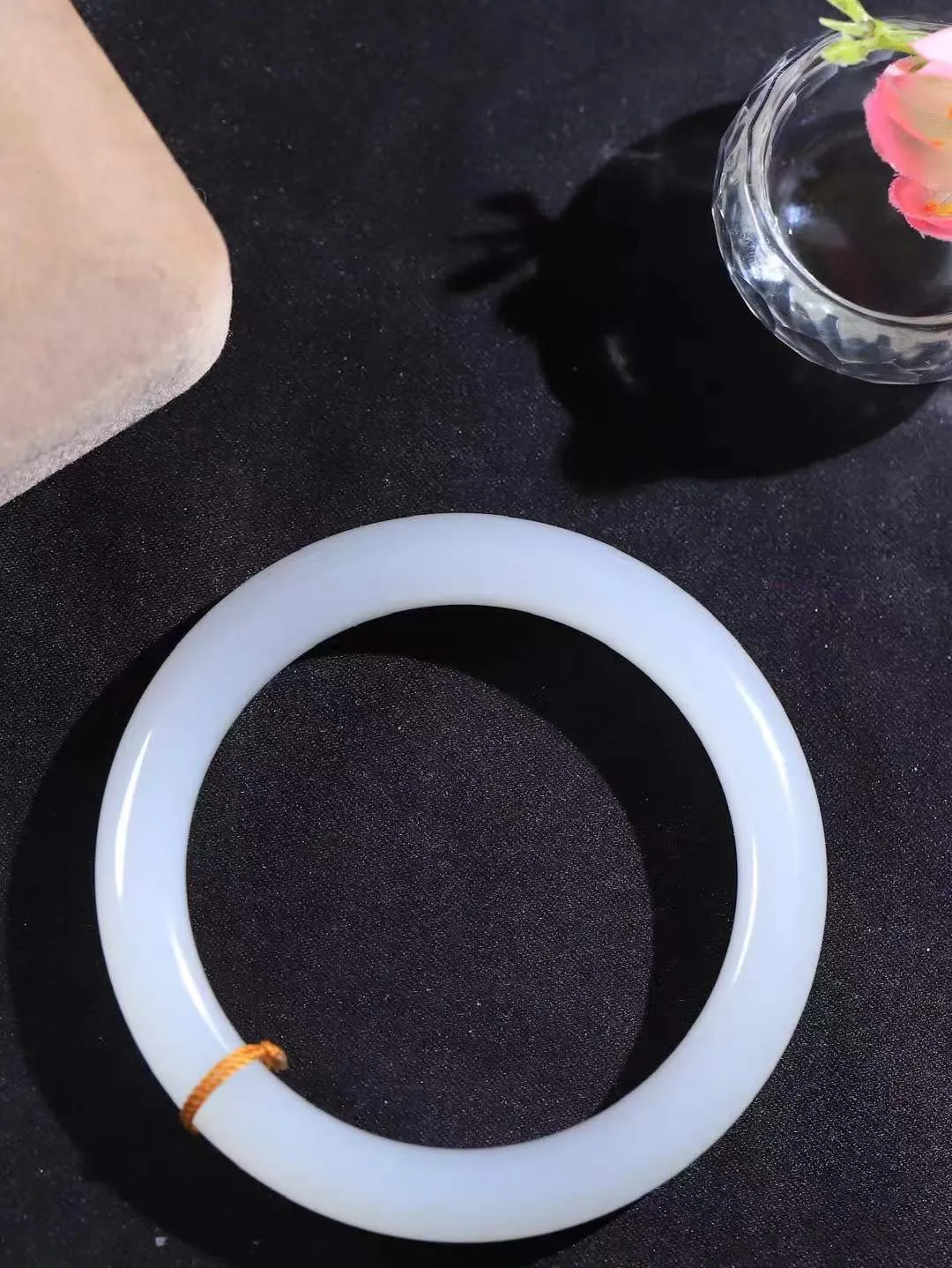 [温润如玉.手镯]

精品和田玉手镯。玉质温润细腻 油性十足 手感舒适，高华雅逸，线条流畅，简约大气，美自天成，素雅高贵。佩戴于腕间，婉约之美，举手投足间透出那份低调奢华。重50克 内径56.5mm尺寸10.5-9.5mm78102214T