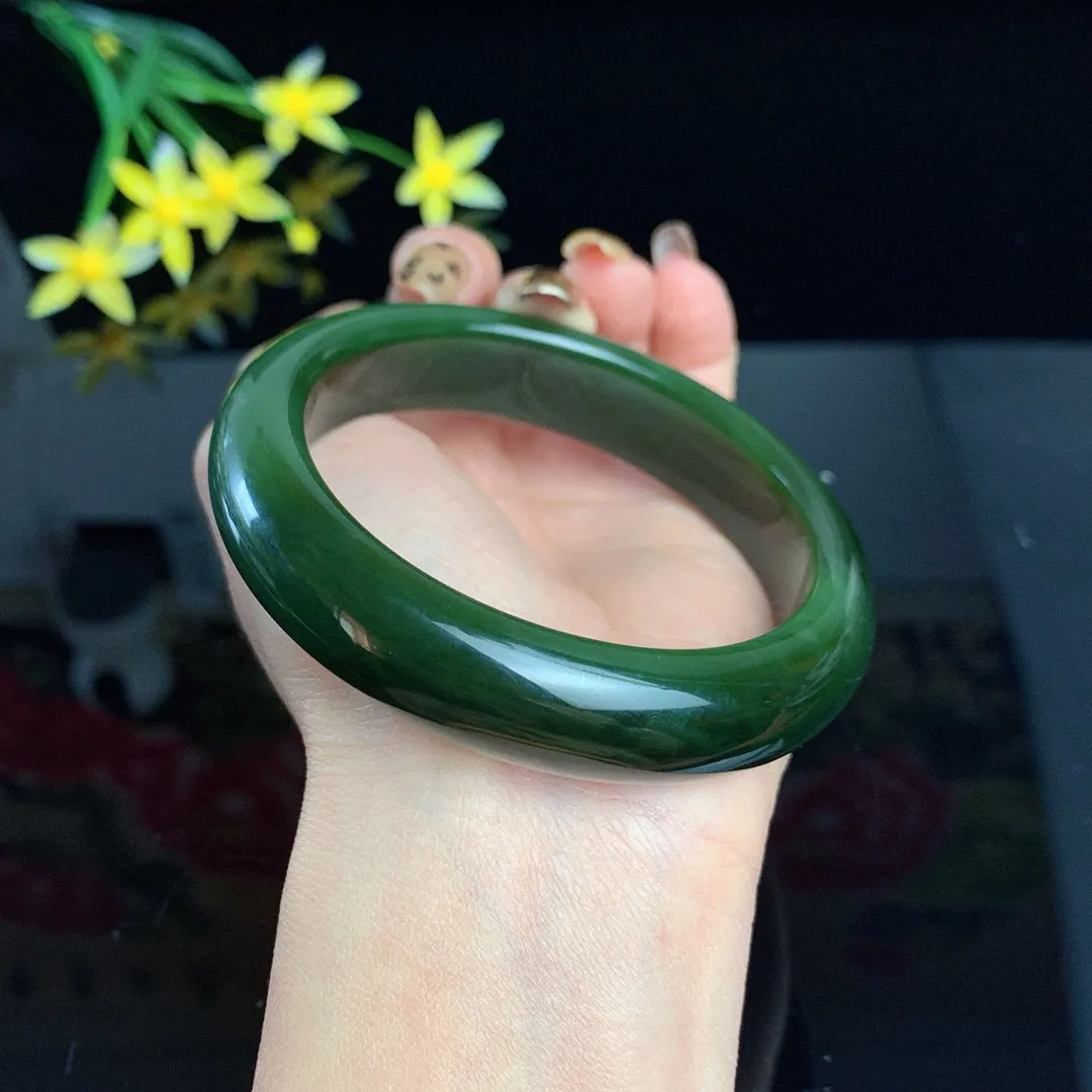 和田玉63圈口深菠菜绿猫眼宽条碧玉手镯！玉质细腻油润 底色纯净 无裂无棉 脂粉好，品质高