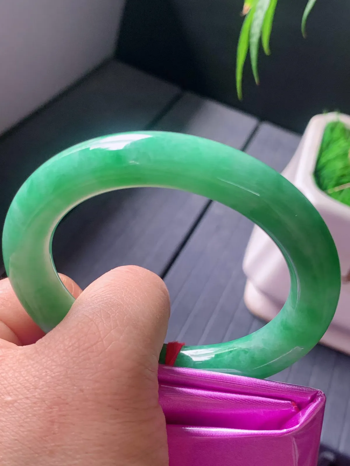 【翡翠名称】老种飘阳绿55圈口圆条手镯
【翡翠尺寸】55/11/10.7mm适合55-57正圈口佩戴
【翡翠描述】宝贝种老水足，玉质细腻，色泽靓丽，性价比高，佩戴效果好！
【其它赠送】权威证书/精美挂绳盒子/支持全国复检