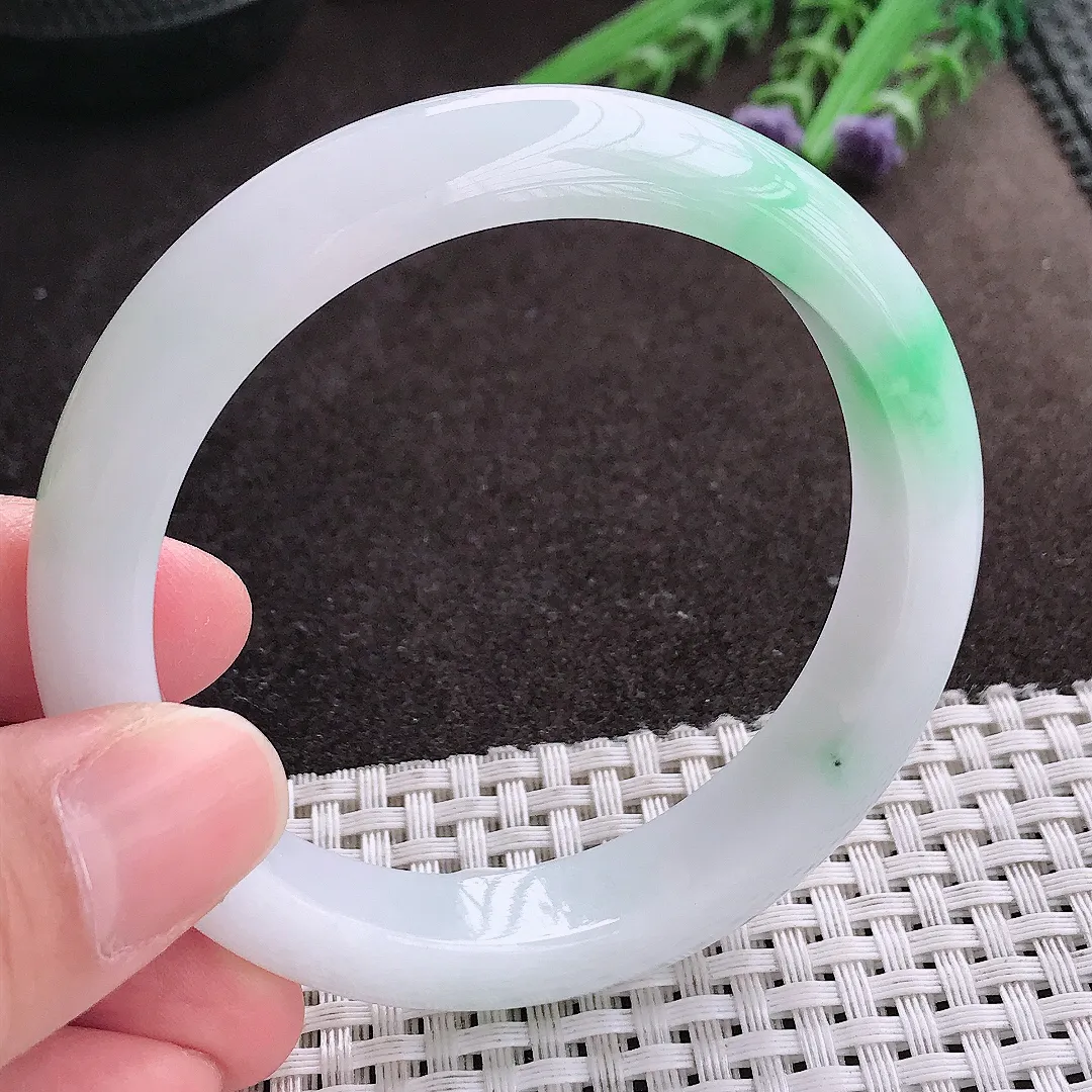 实拍A货翡翠56.5/12/8.2老坑冰润飘绿手镯宽边玉镯