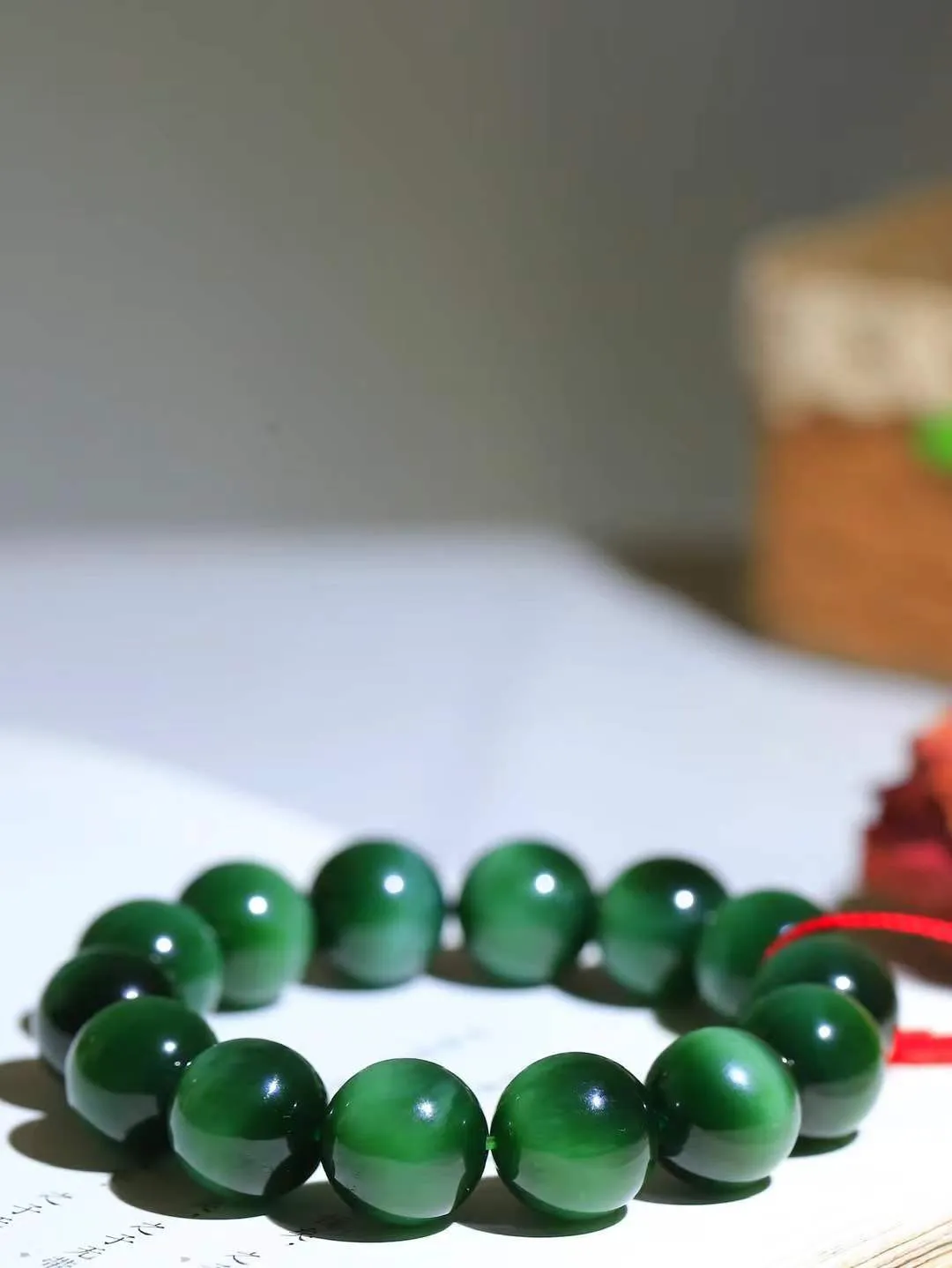 （猫眼手串）

收藏传家级臻品和田玉碧玉猫眼圆珠手串 质地温润灵动 猫眼儿般的光中，有波光潋滟，也有梦幻清韵。行走于市井的喧嚣，相顾不言，便得清欢。重88克 尺寸取一15.7mmFDA-23102352