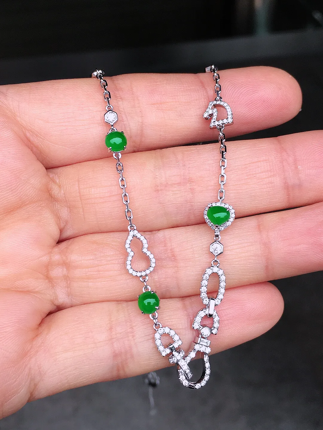 阳绿蛋面锁骨链，色泽均匀艳丽，玉质细腻，荧光感超
强，饱满圆润，尽显优雅气质，18k
金豪华镶嵌