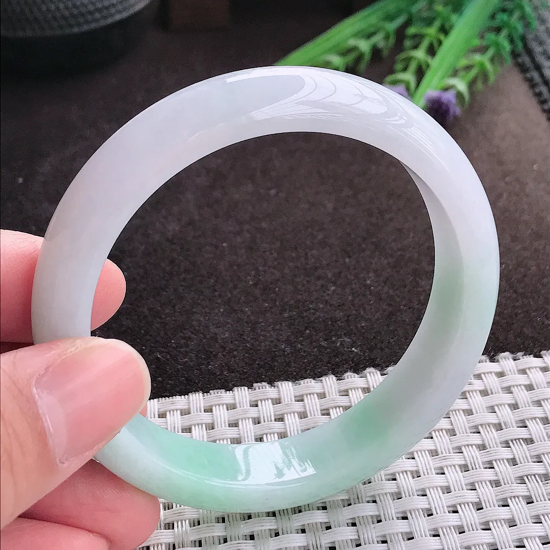 实拍A货翡翠56.5/13/7.9老坑冰润浅绿色手镯宽边玉镯