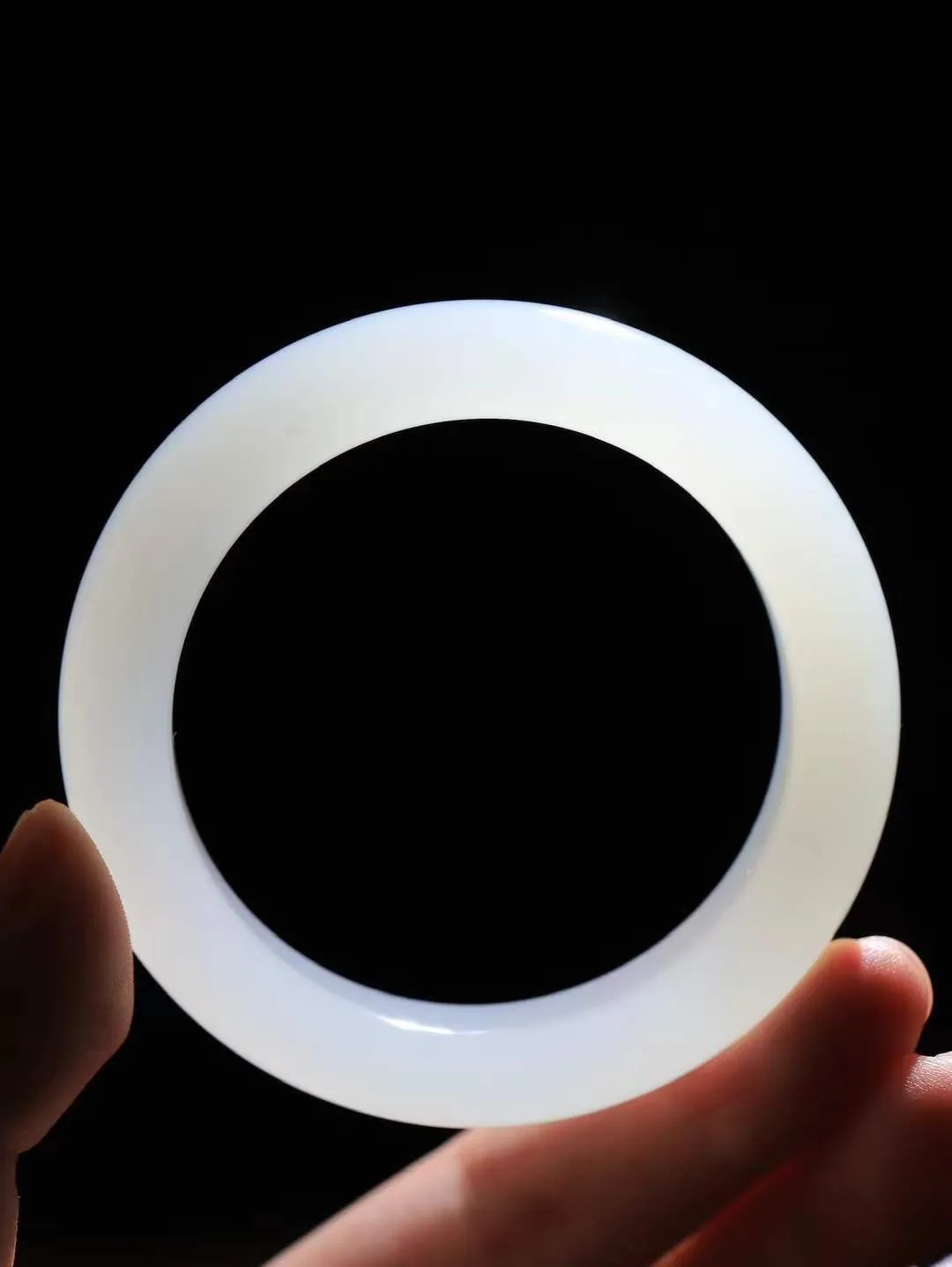 【婉约佳人.镯】

收藏级臻品️和田玉冰底白玉手镯，玉质细腻，触感温润，佩戴它，感受玉石的温度与自然的灵性，让每一天都充满诗意与美好。重67.7克  尺寸54-13.5-10mm  44132233T