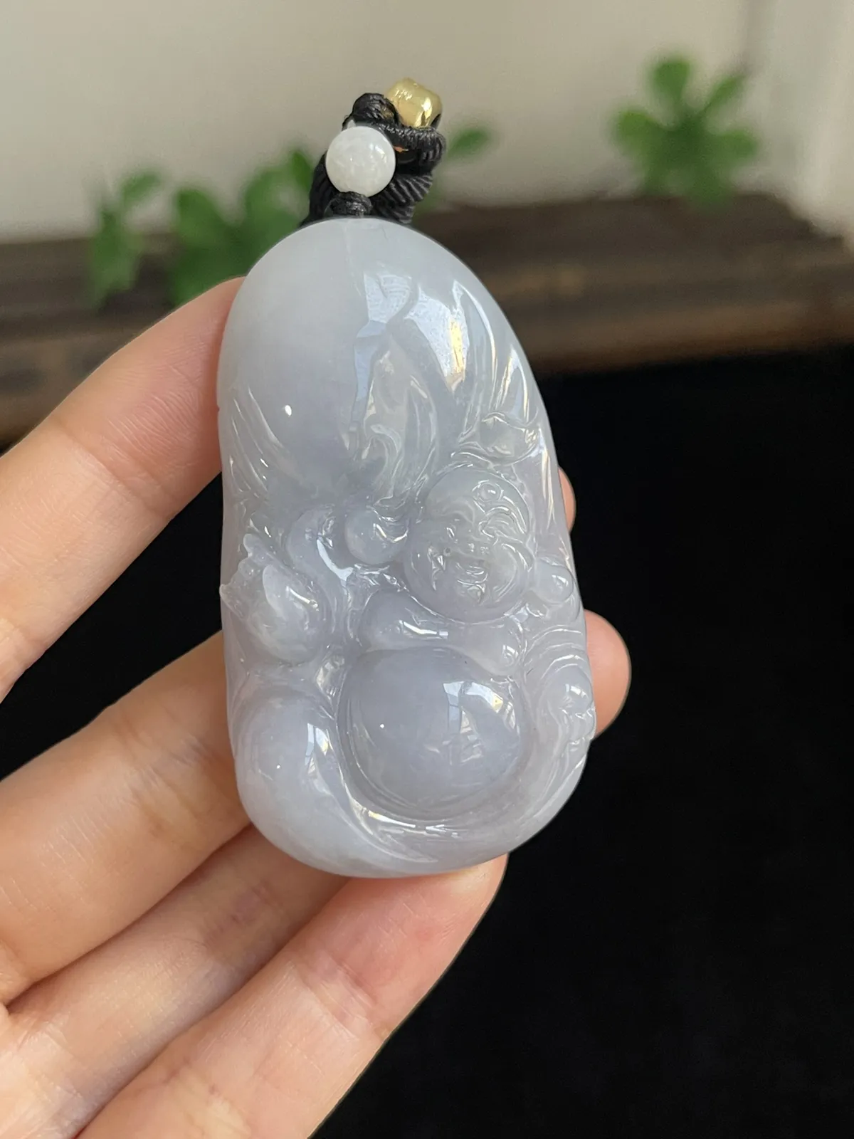 翡翠糯化种白色吊坠，配珠未测