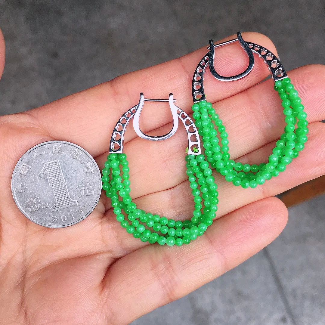 阳绿珠子耳坠，色泽均匀艳丽，玉质细腻，荧光感超
强，饱满圆润，尽显优雅气质，18k
金豪华镶嵌