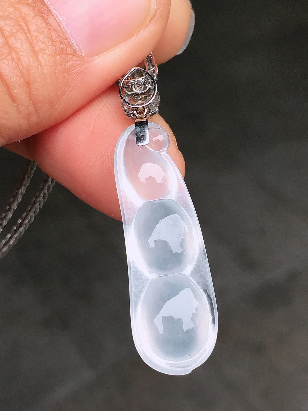 冰种福豆吊坠，玉质细腻，荧光感超
强，饱满圆润，尽显优雅气质，18k
金豪华镶嵌