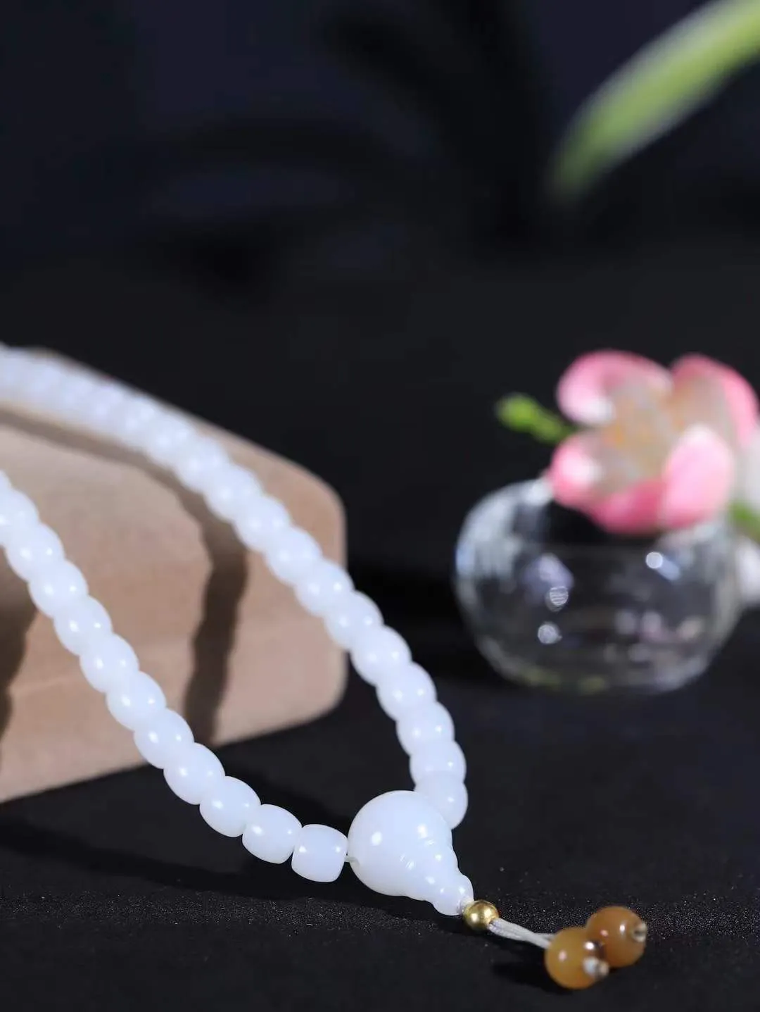 【链.108】

精品和田玉白玉直切珠108挂链 玉质温润细腻 油性十足 佩戴舒适。珠珠落玉盘，间关莺语花底滑，一生美好时光，无论身在何处，都有它相伴相守。事事顺遂，幸福美满，吉祥如意。重59.8克 尺寸取一5.9-6.7mm FDA-78162292