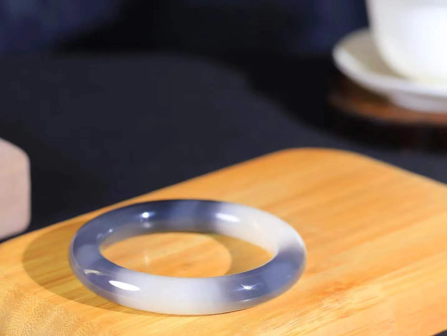 （柔情素语.手镯）

收藏级臻品️和田玉烟紫藕粉双色圆条手镯，玉质细腻，手感温润，光泽柔和，寓意