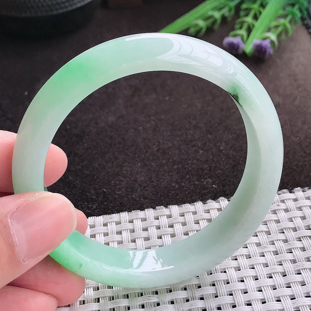 实拍A货翡翠56.5/13.1/8老坑冰润起胶飘阳绿手镯宽边玉镯