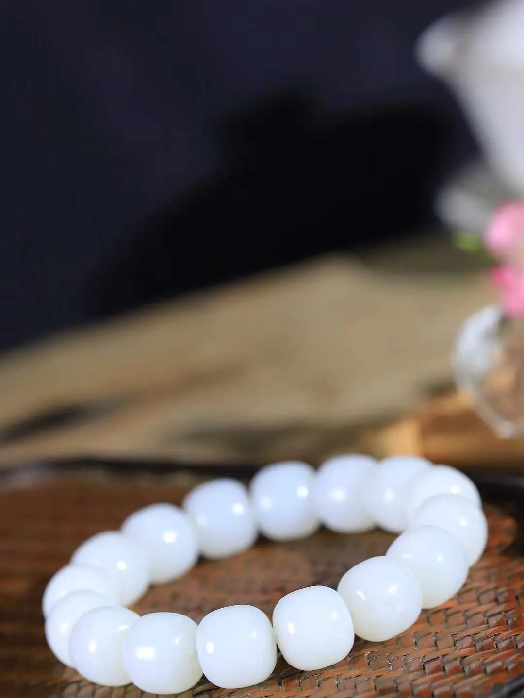 （老型珠.手串）

精品 和田玉白玉老型珠手串，玉质细腻油润 饱满光滑 质朴无华，悠远简单，人心境