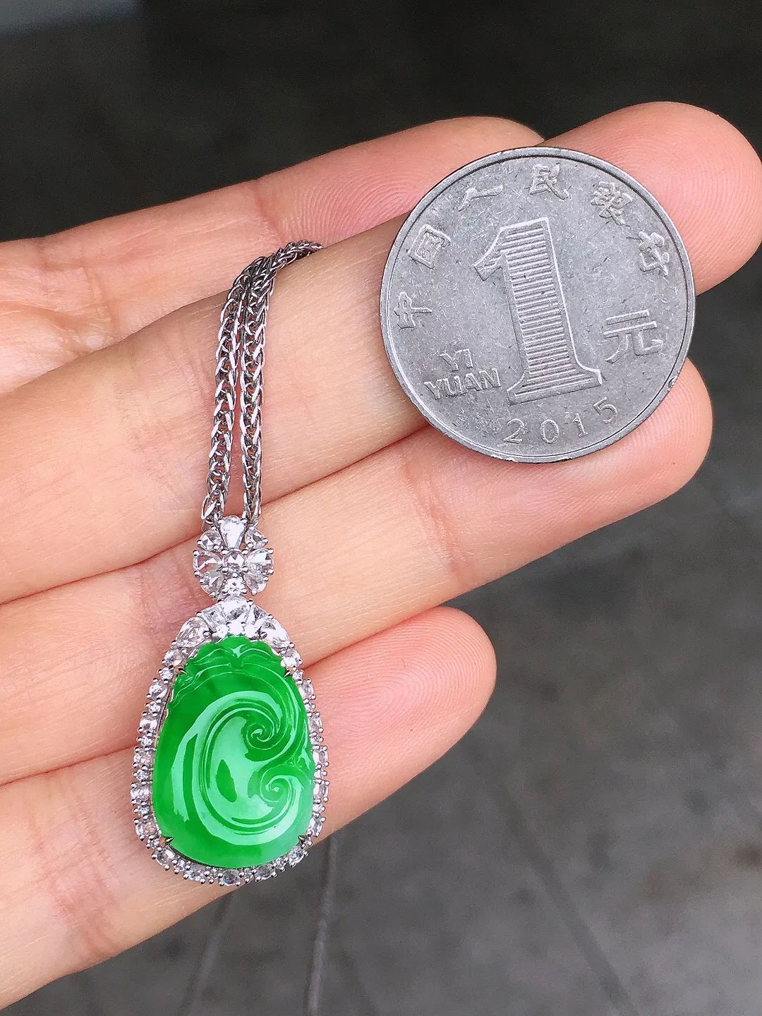 阳绿如意吊坠，色泽均匀艳丽，玉质细腻，荧光感超
强，饱满圆润，尽显优雅气质，18k
金豪华镶嵌